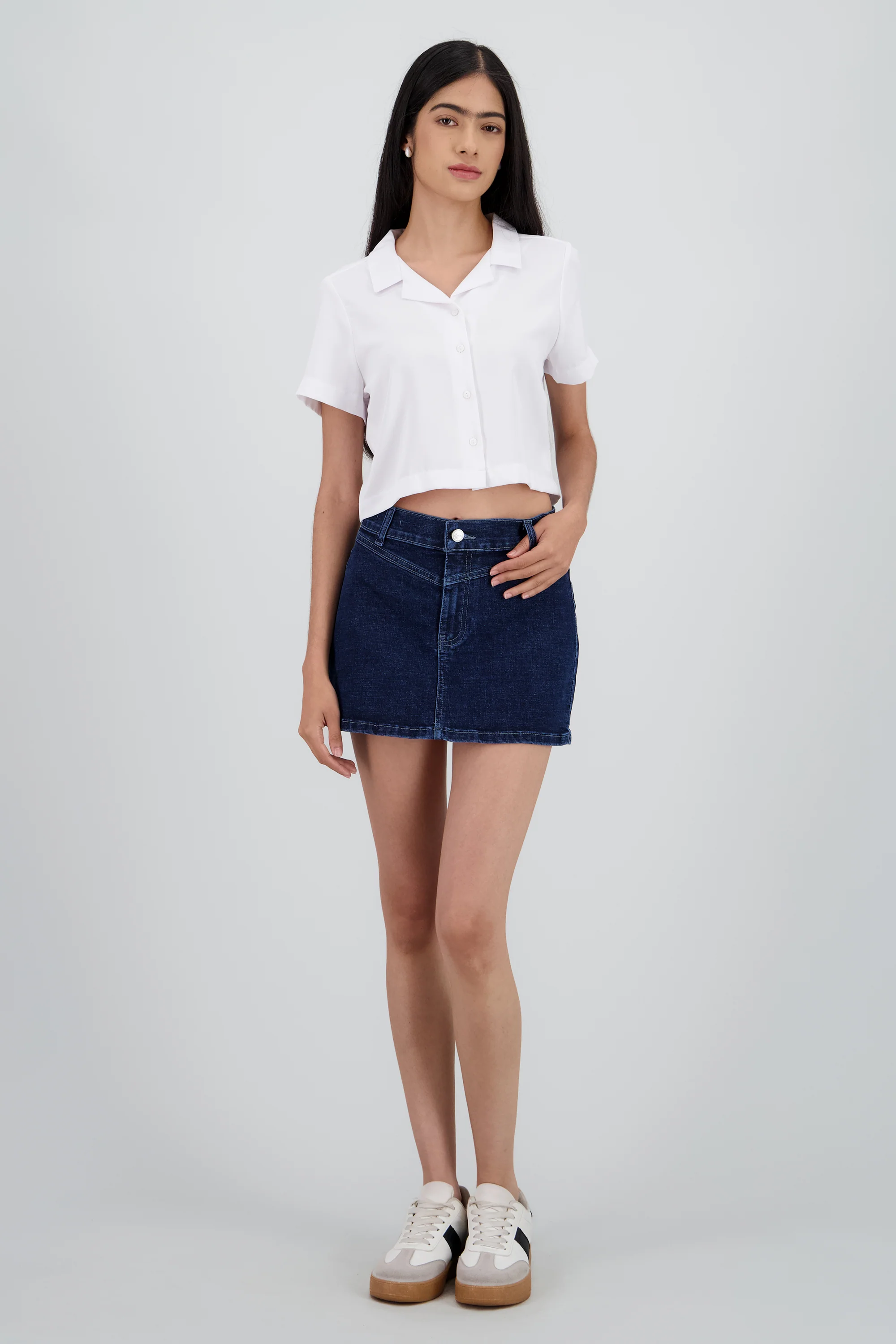 Falda mini con corte