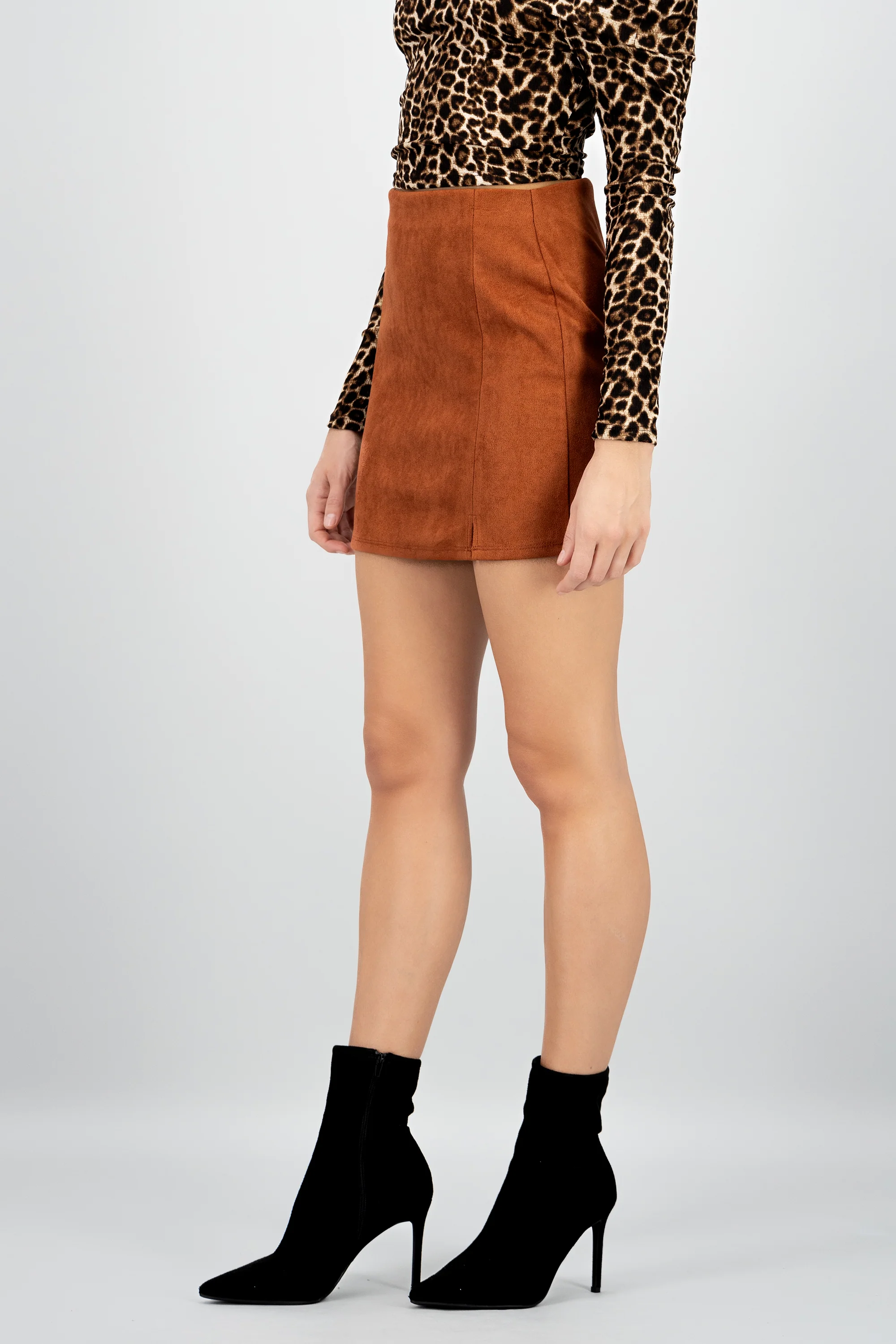 Falda mini suede detalle cortes - Image 3