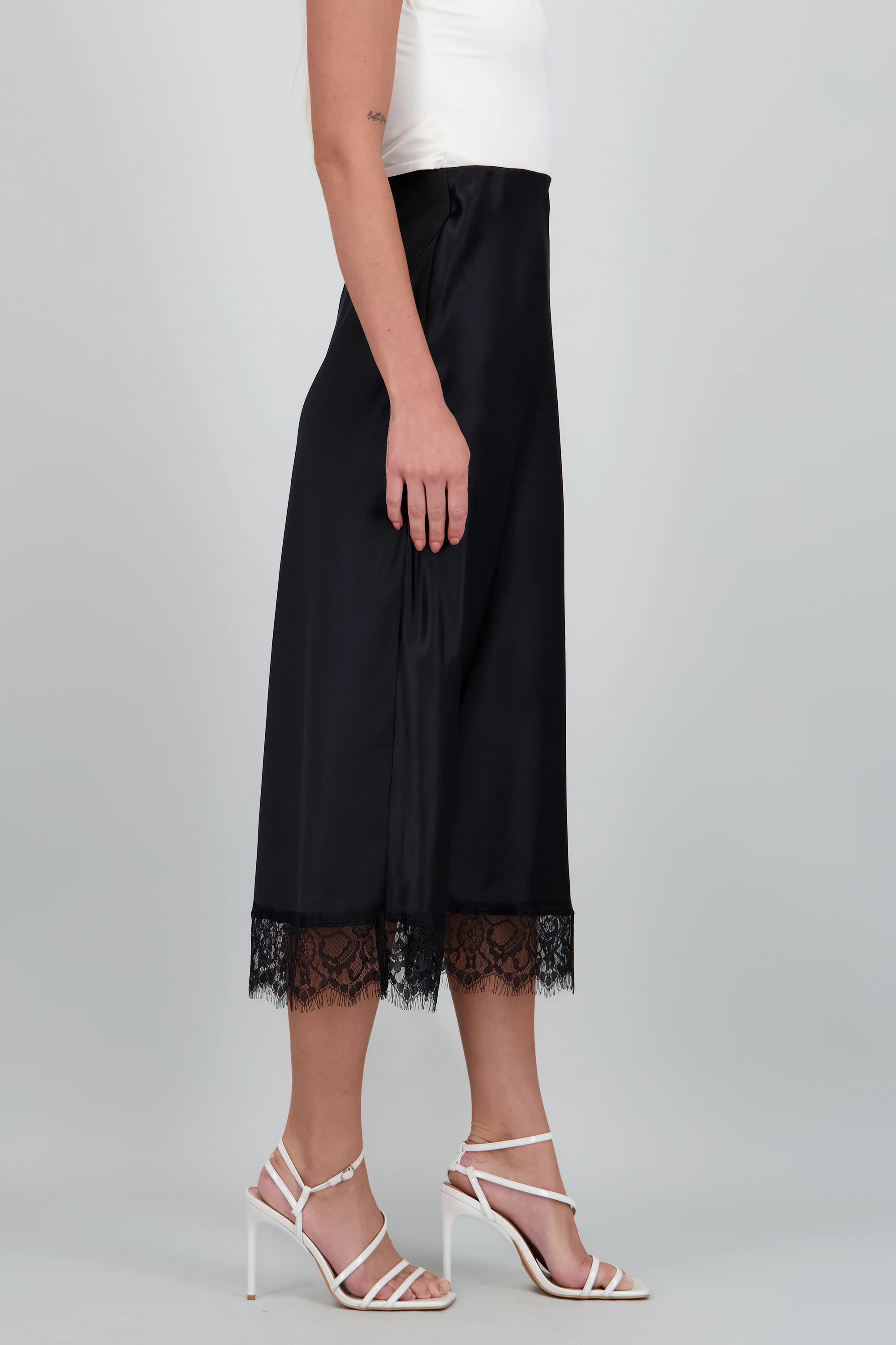 Falda satin midi detalle encaje - Image 3