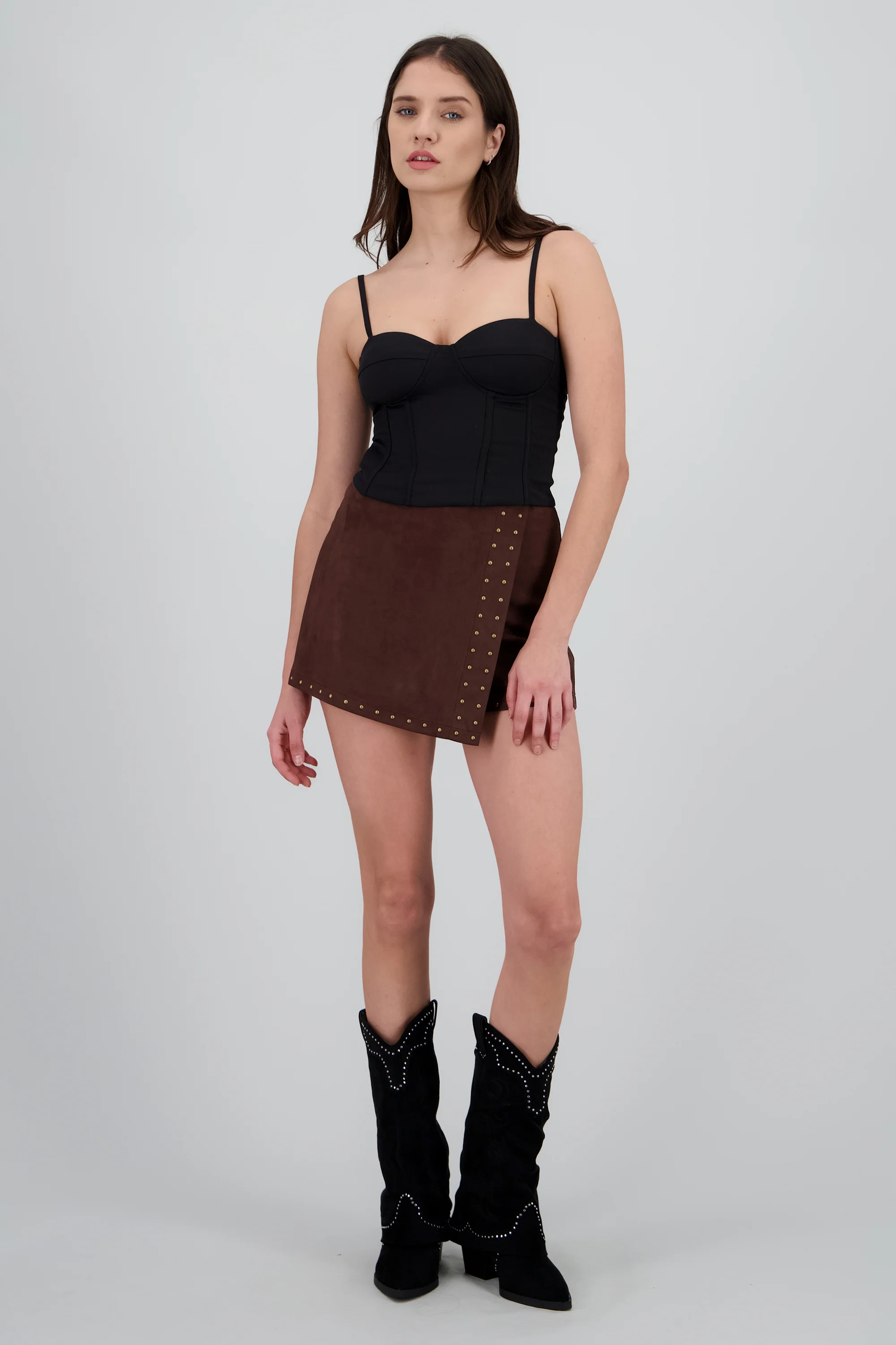 Falda short detalle tachuelas