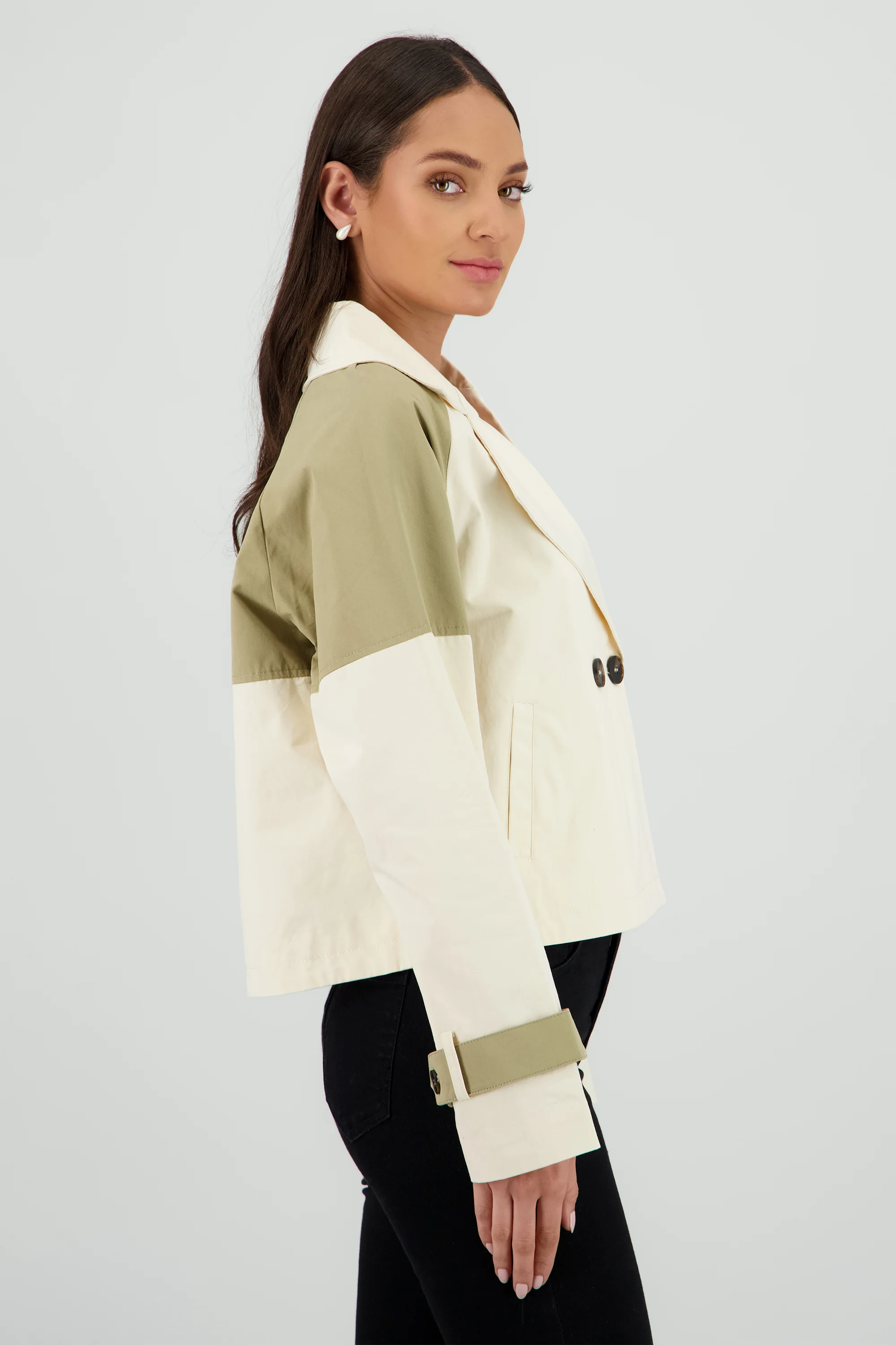 Gabardina crop detalle contraste mangas - Image 3