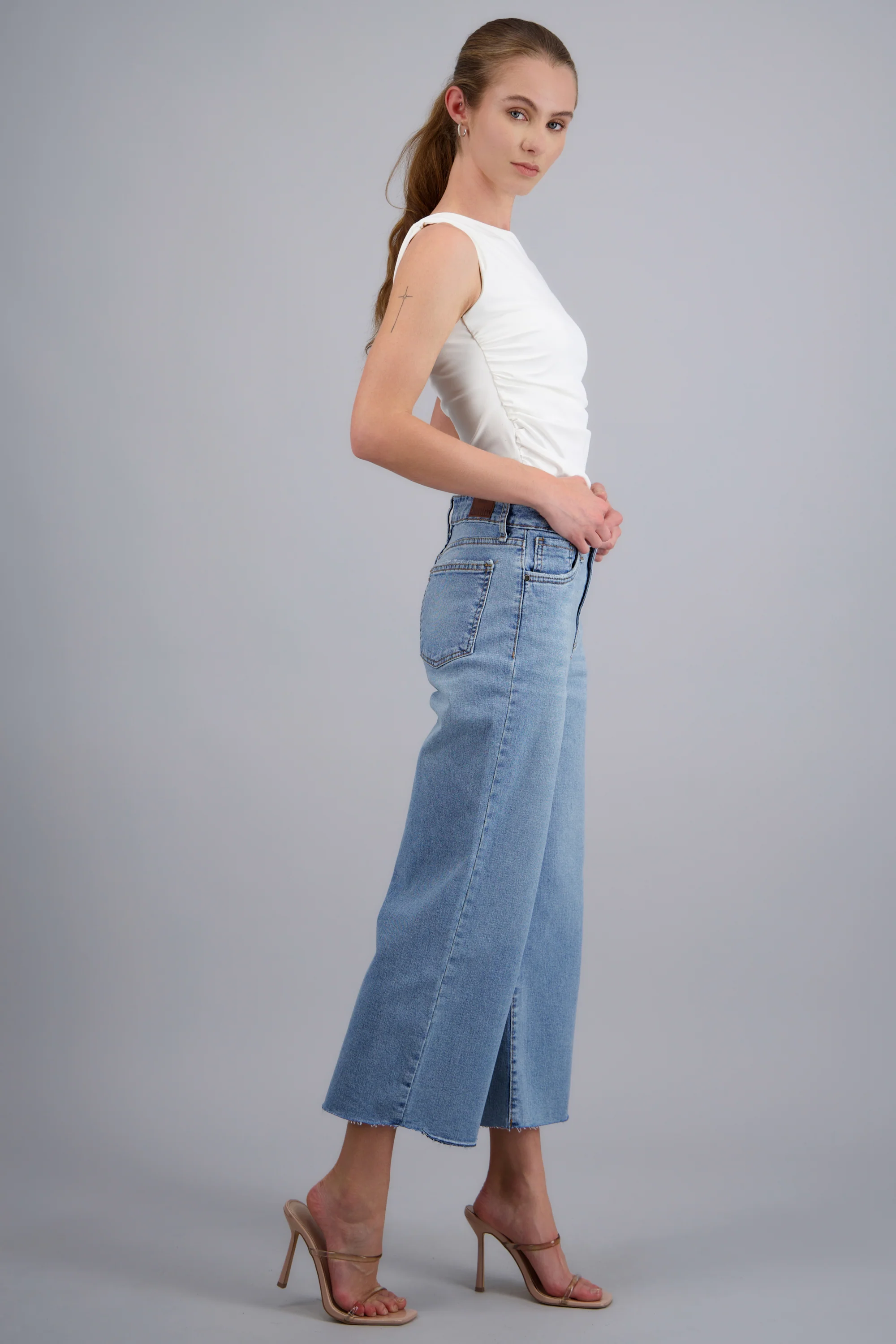 Jeans cropped al corte - Image 3