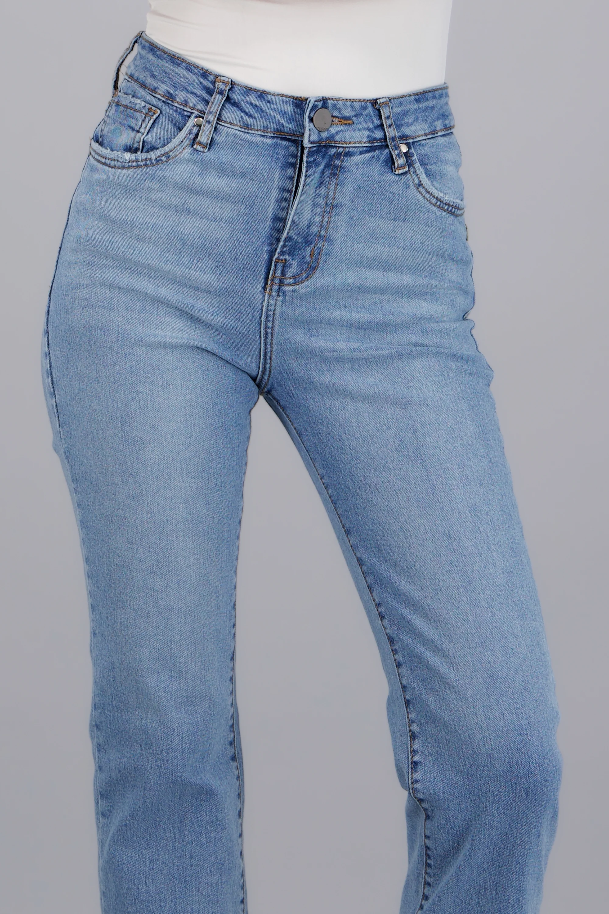 Jeans straight al corte - Image 5