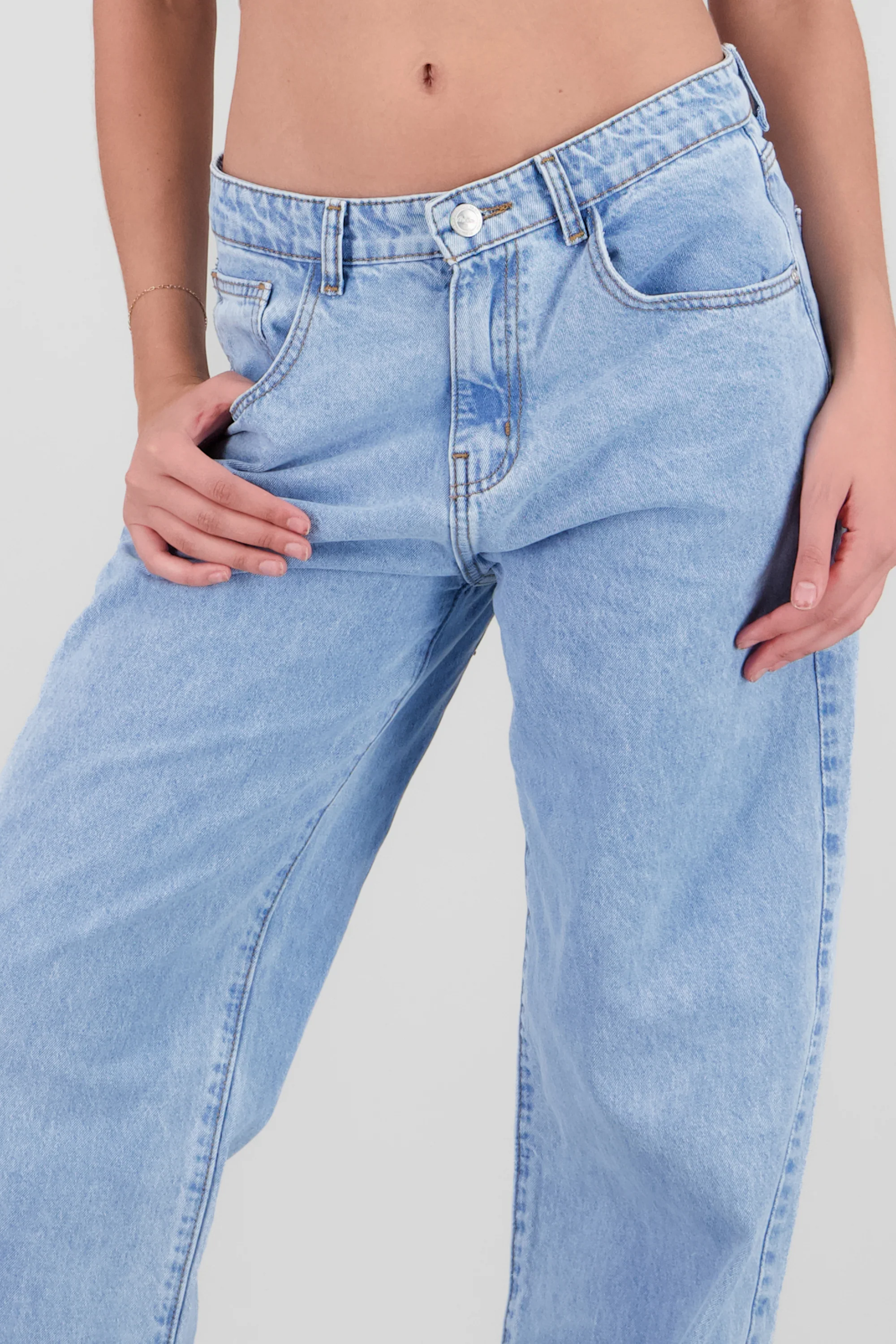 Jeans straight estrellas en costados - Image 5