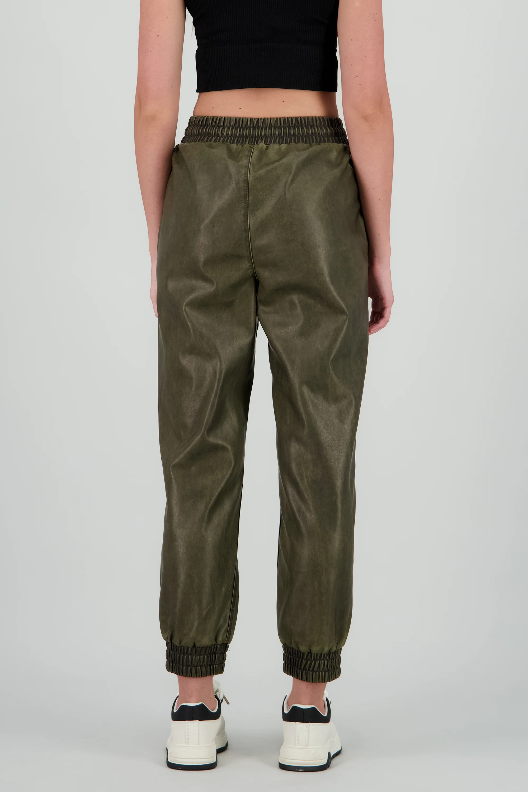 Jogger pu detalle deslavado - Image 4