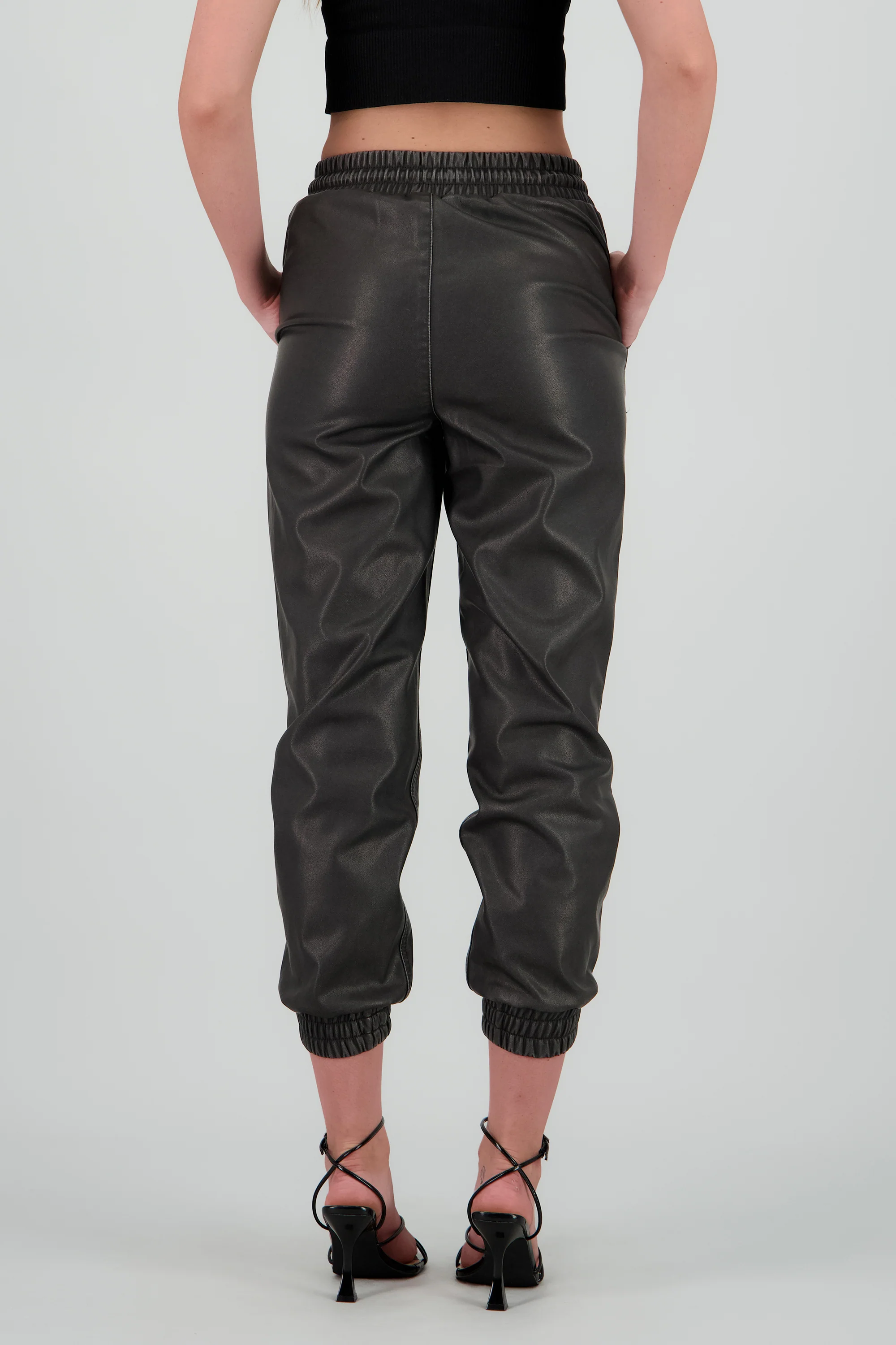 Jogger pu detalle deslavado - Image 4