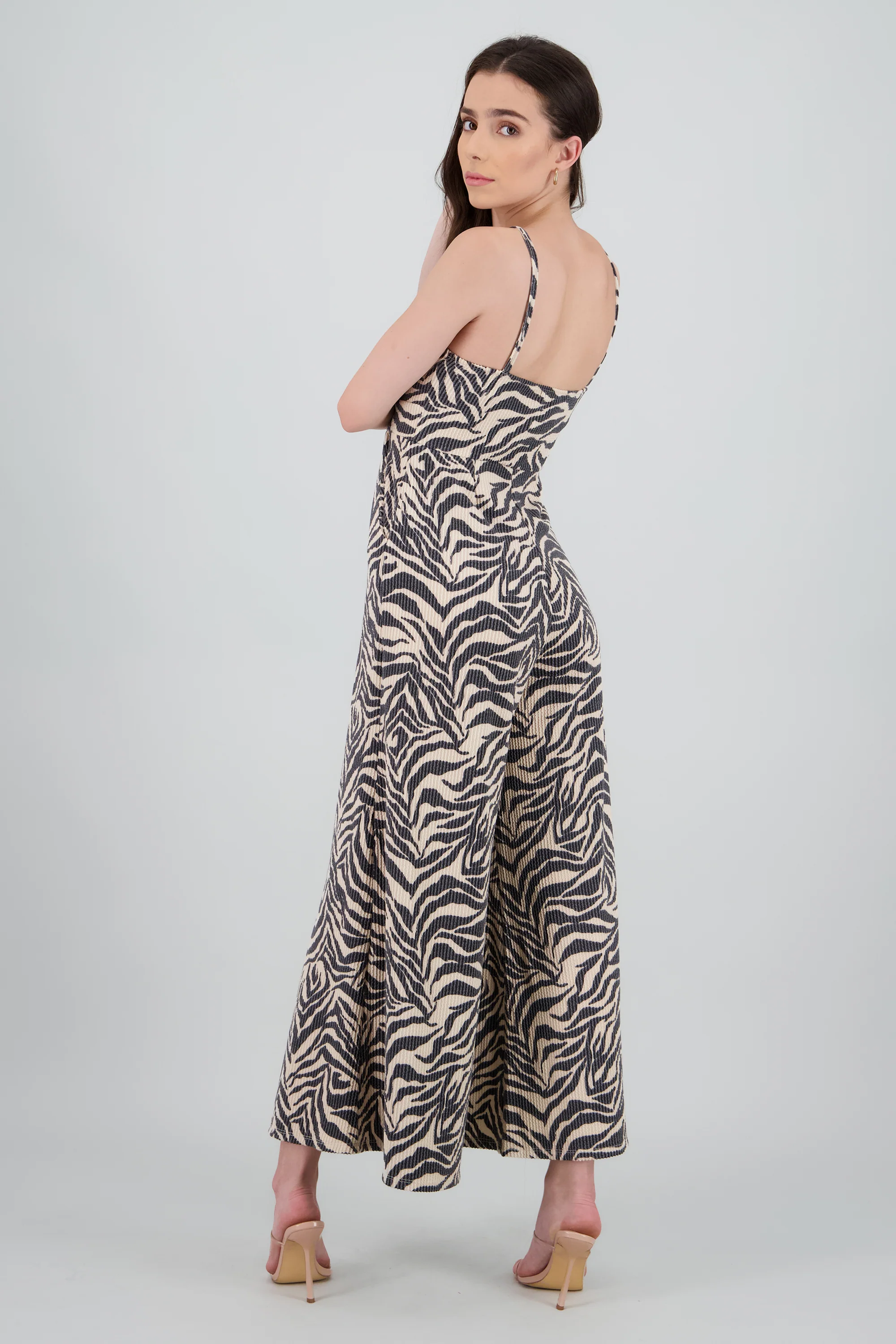 Jumpsuit tirantes estampado zebra detalle textura - Image 4