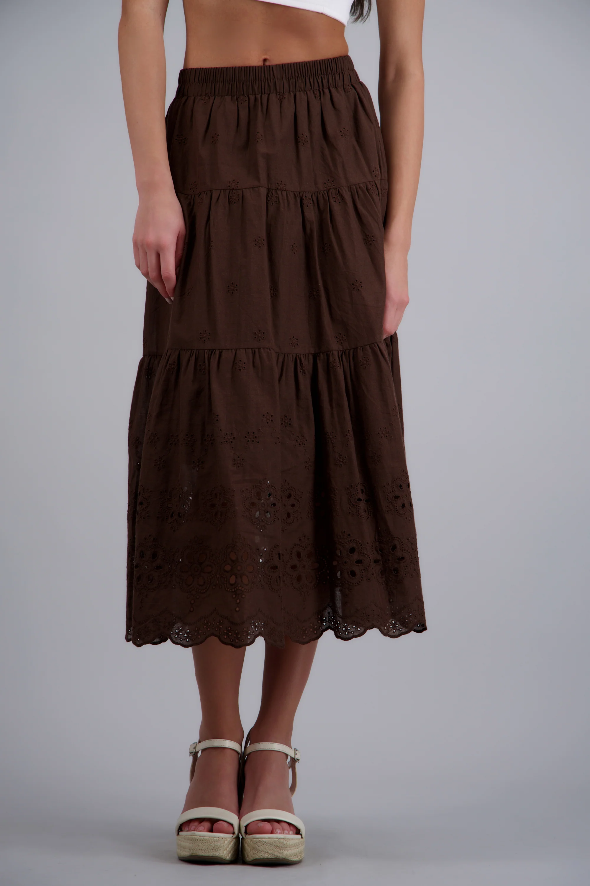 Maxi falda con detalles florales de ojales - Image 2
