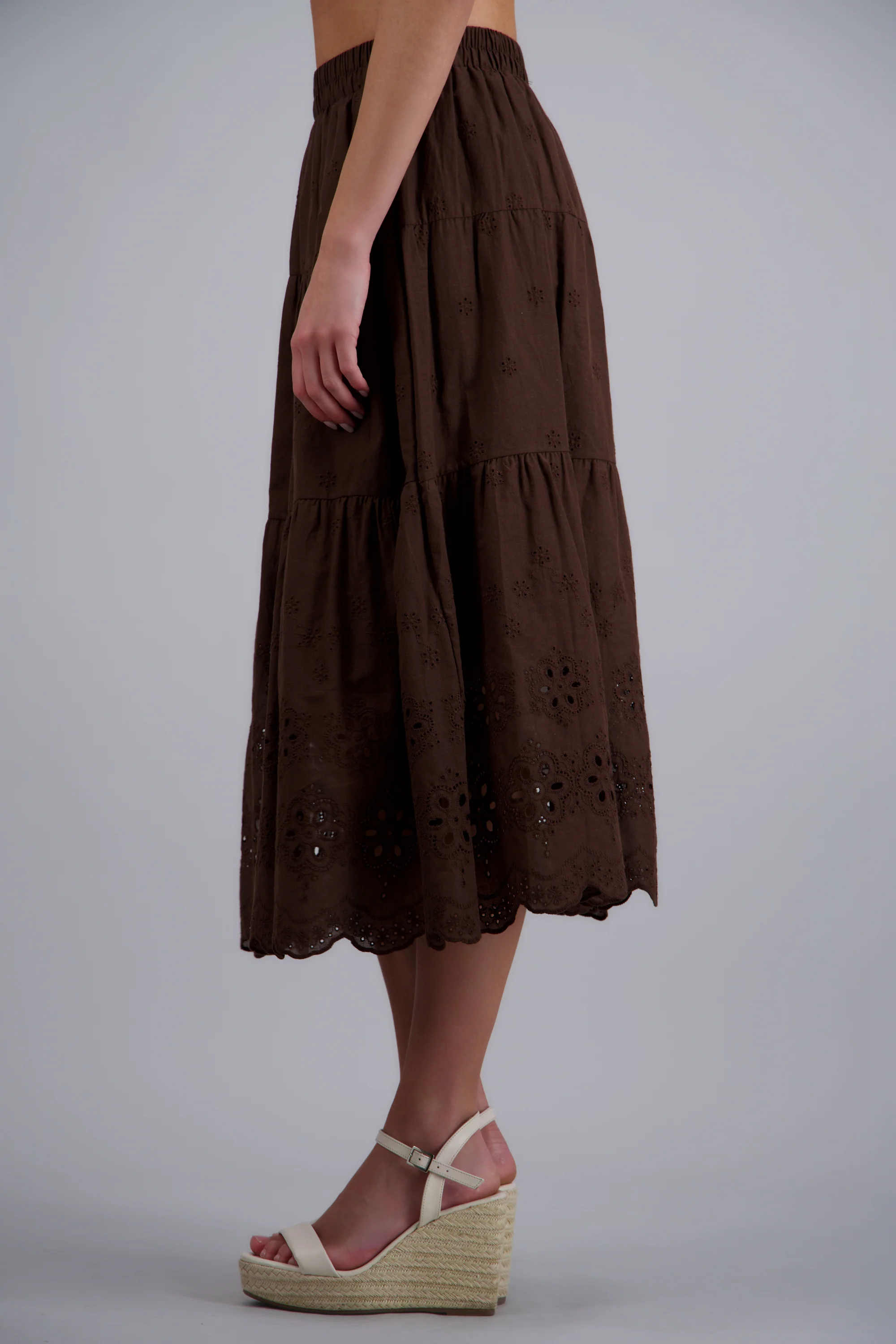 Maxi falda con detalles florales de ojales - Image 3