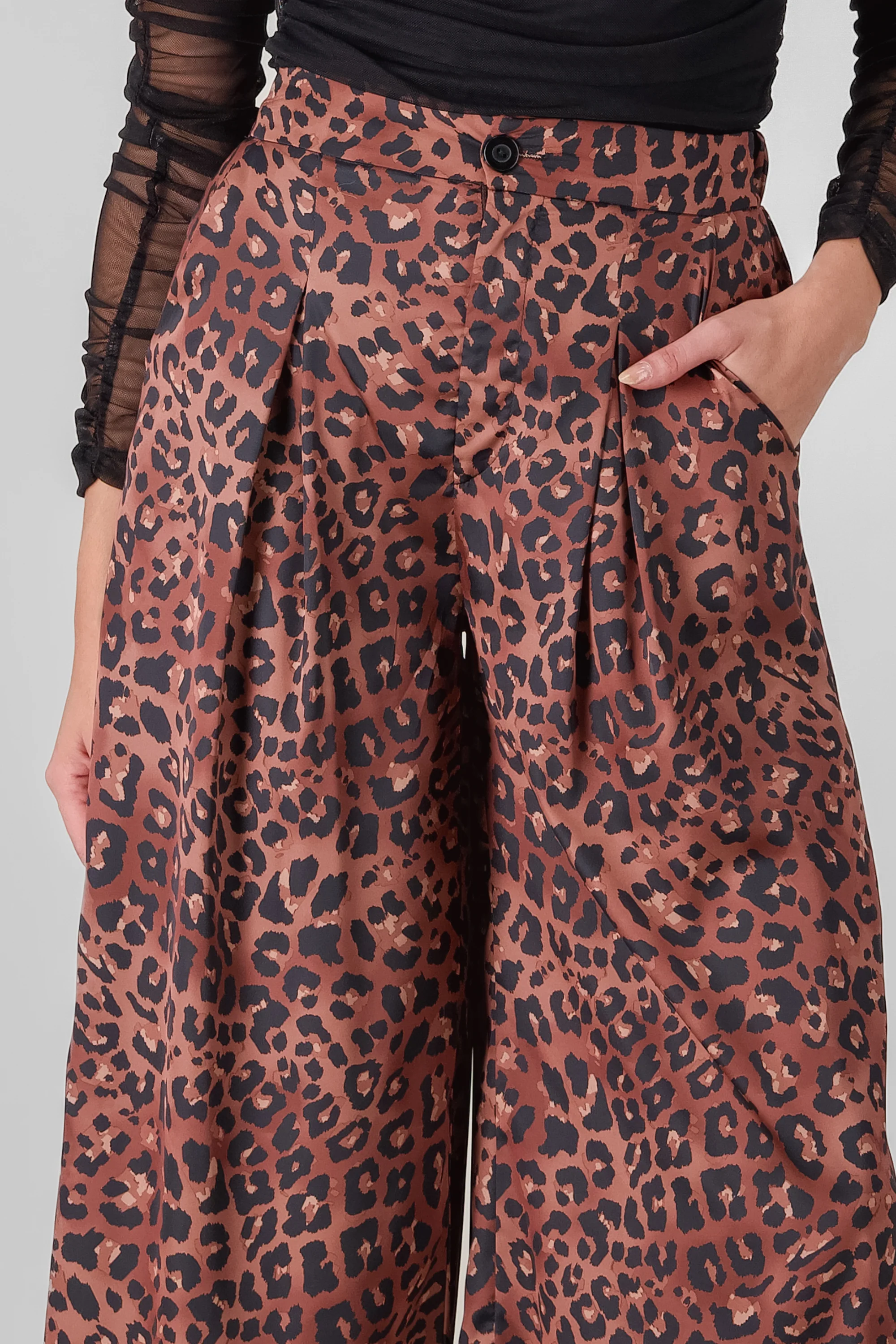 Pantalon amplio animal print - Image 4