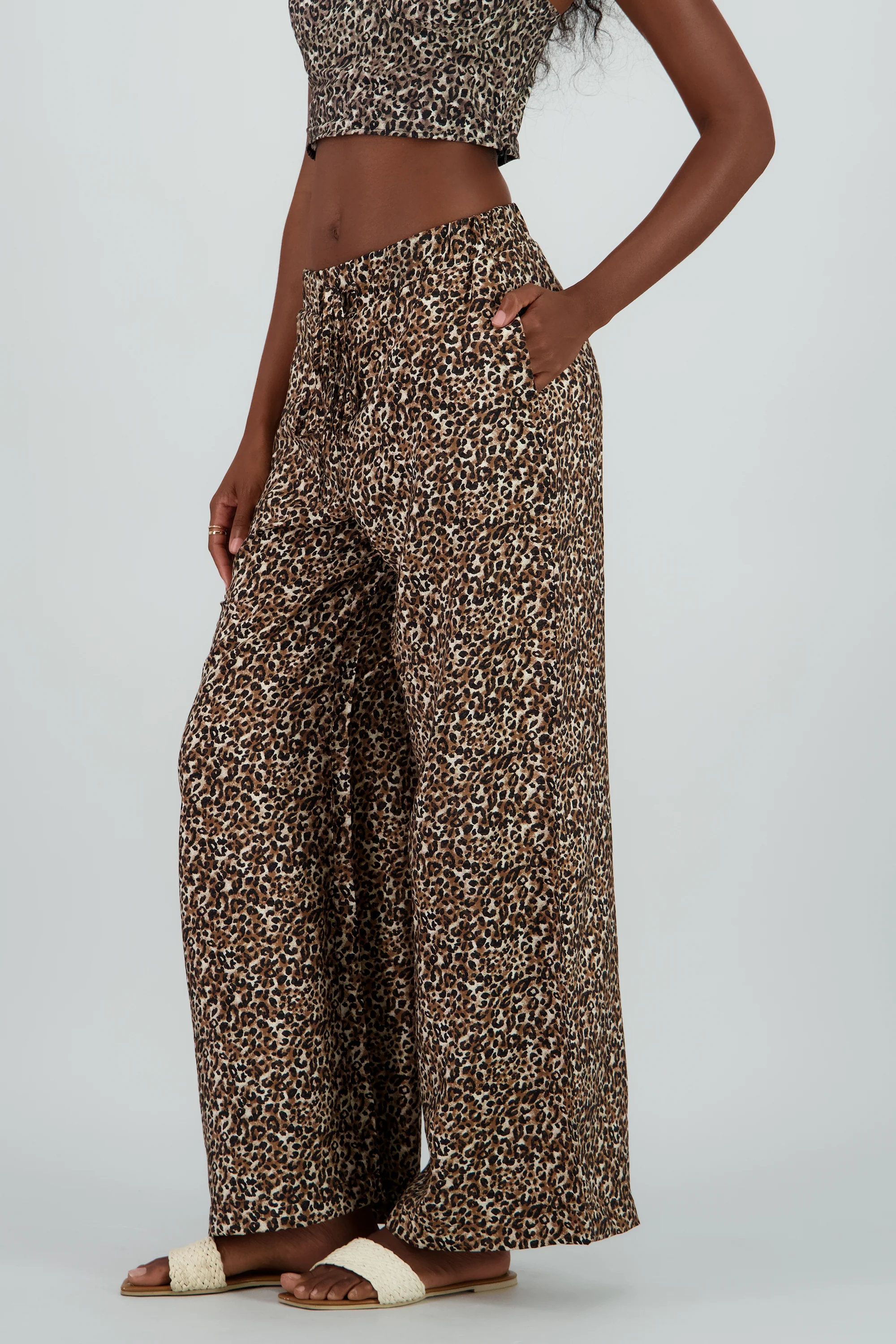 Pantalon amplio animal print - Image 3