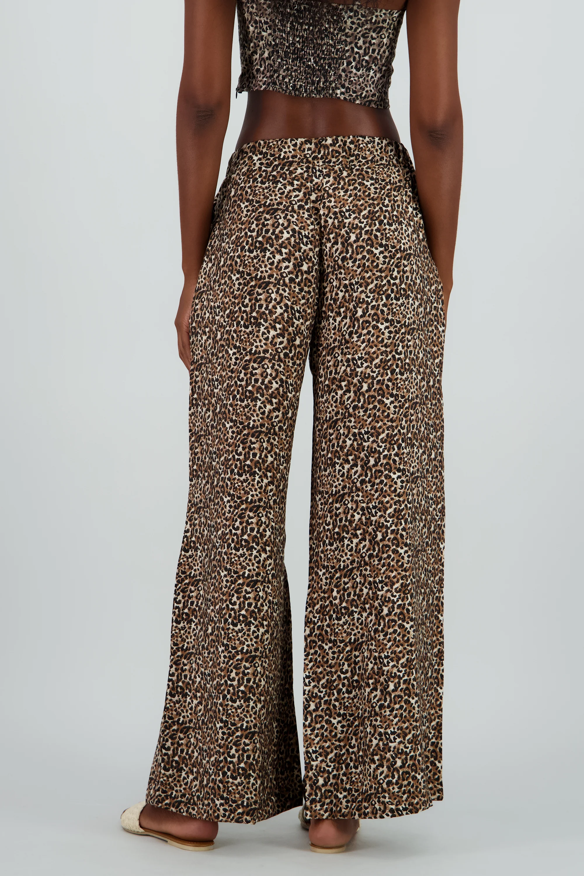 Pantalon amplio animal print - Image 4