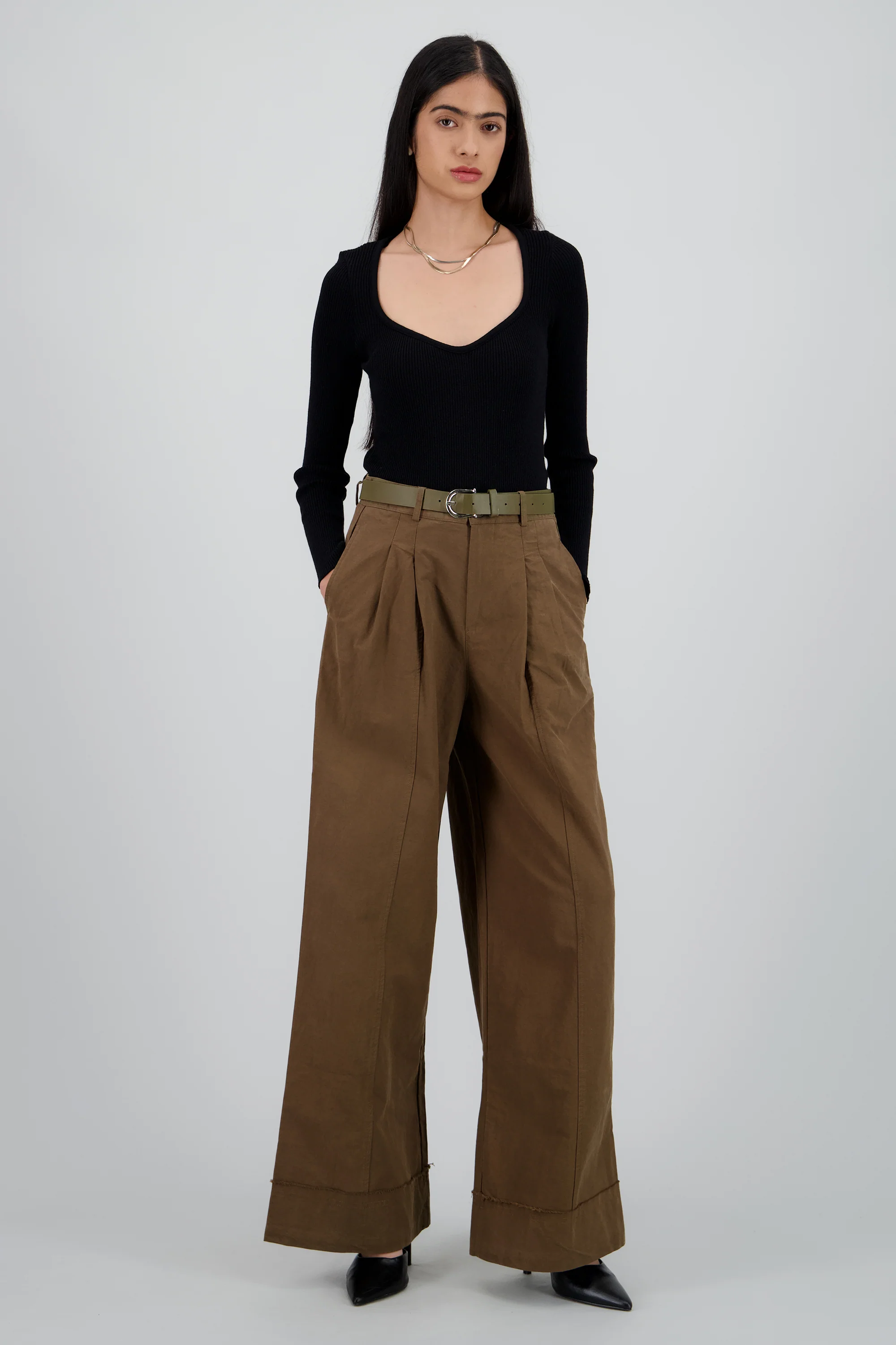 Pantalon amplio con cinturon