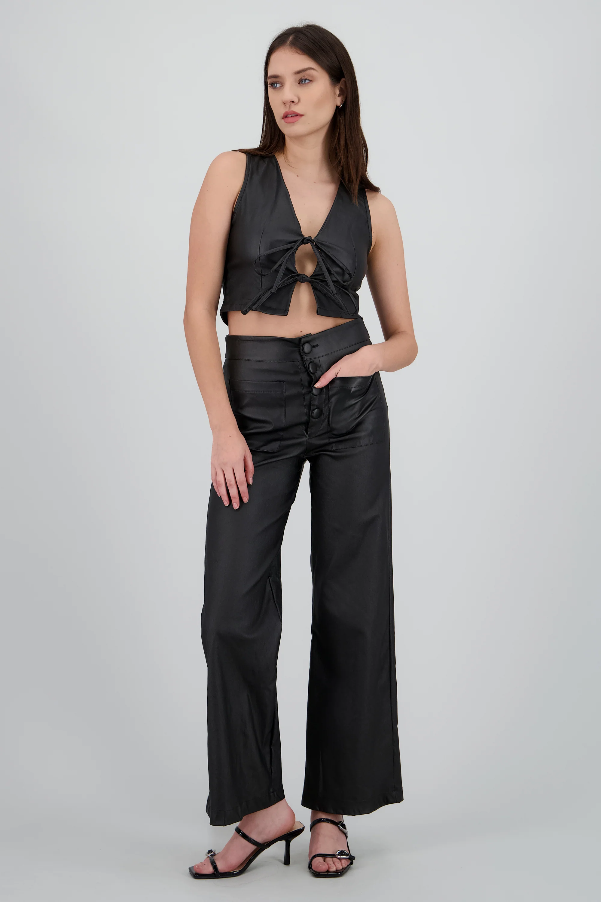 Pantalon amplio detalle bolsas