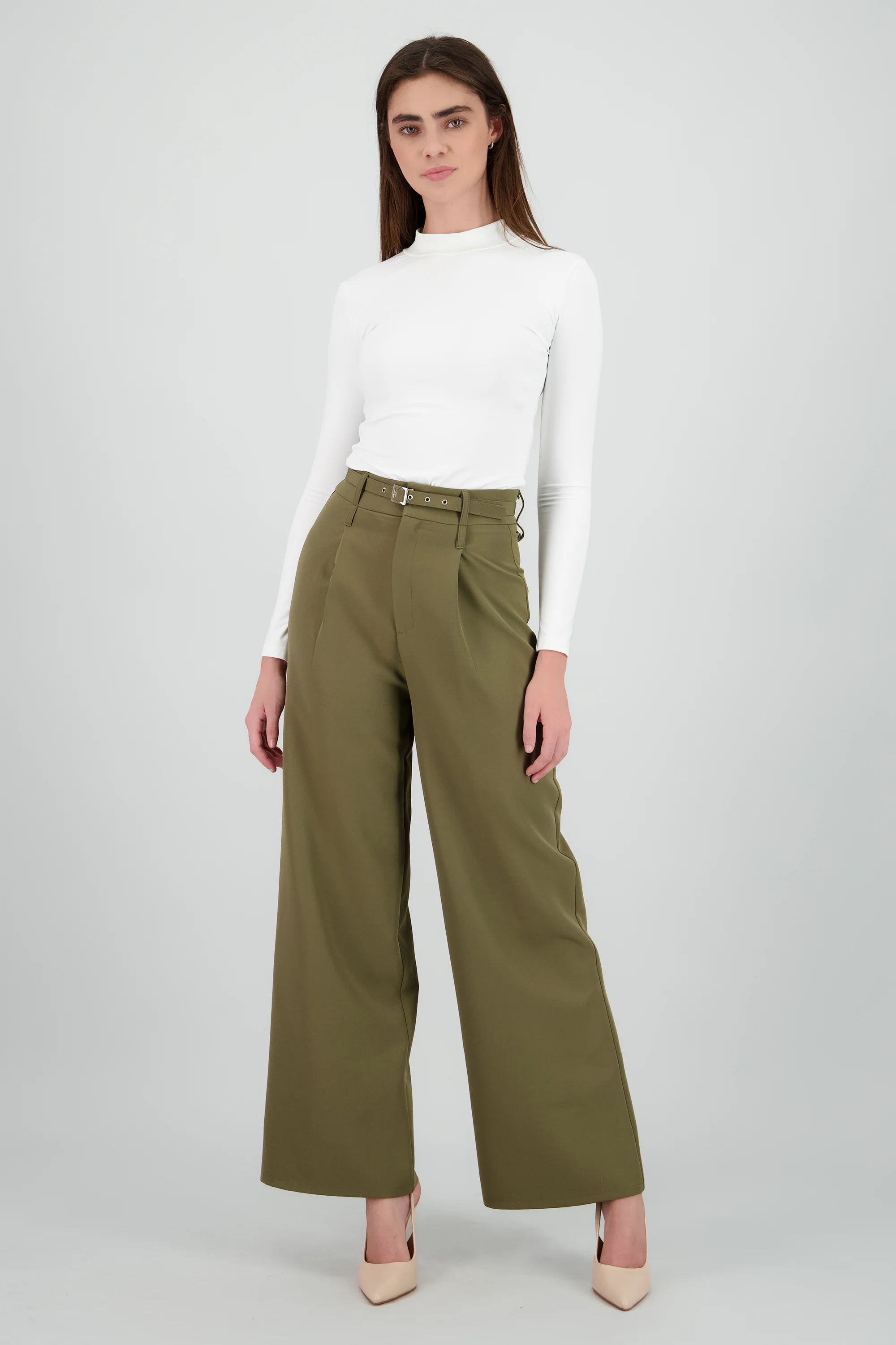 Pantalon amplio detalle cinturon