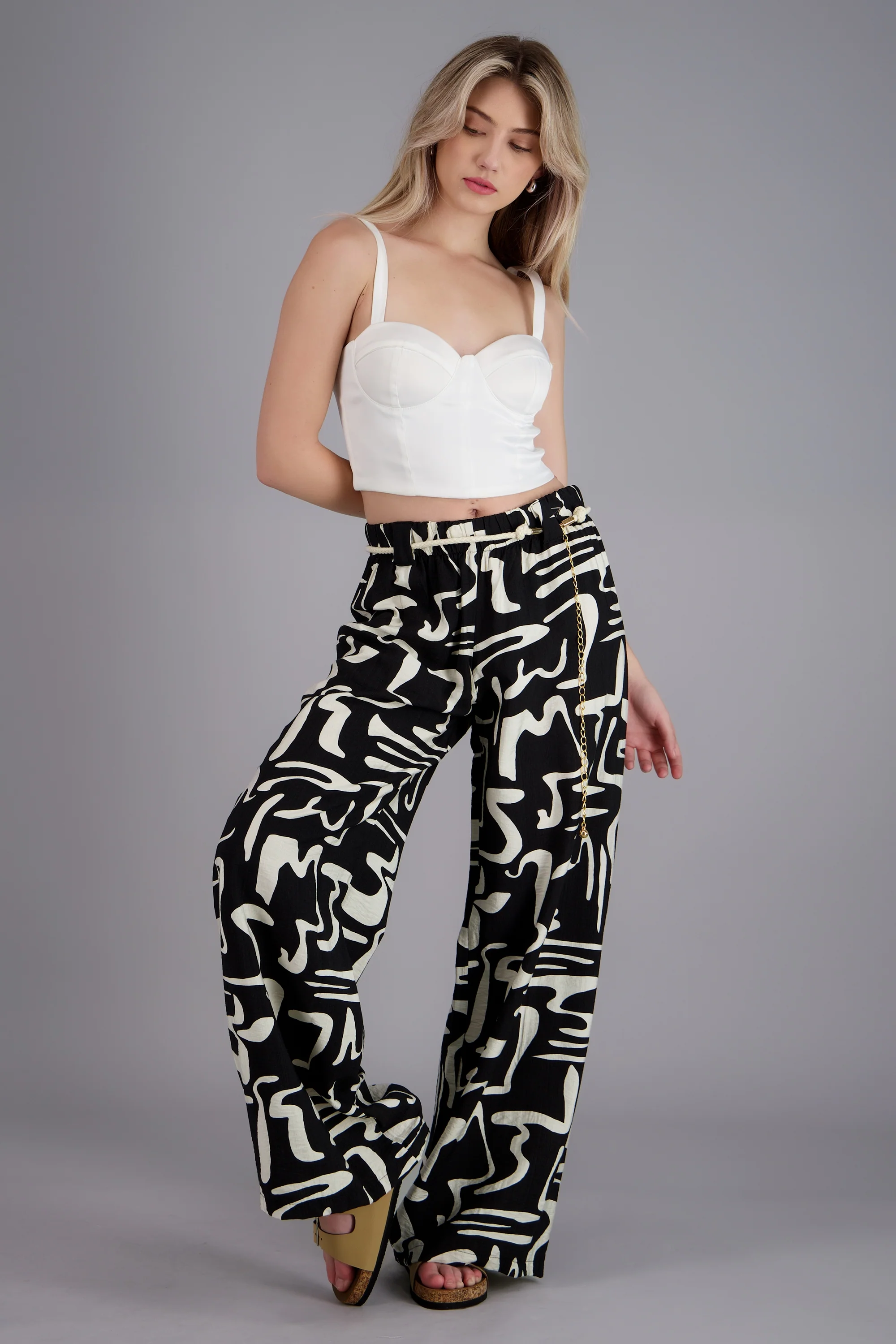 Pantalon amplio detalle cinturon