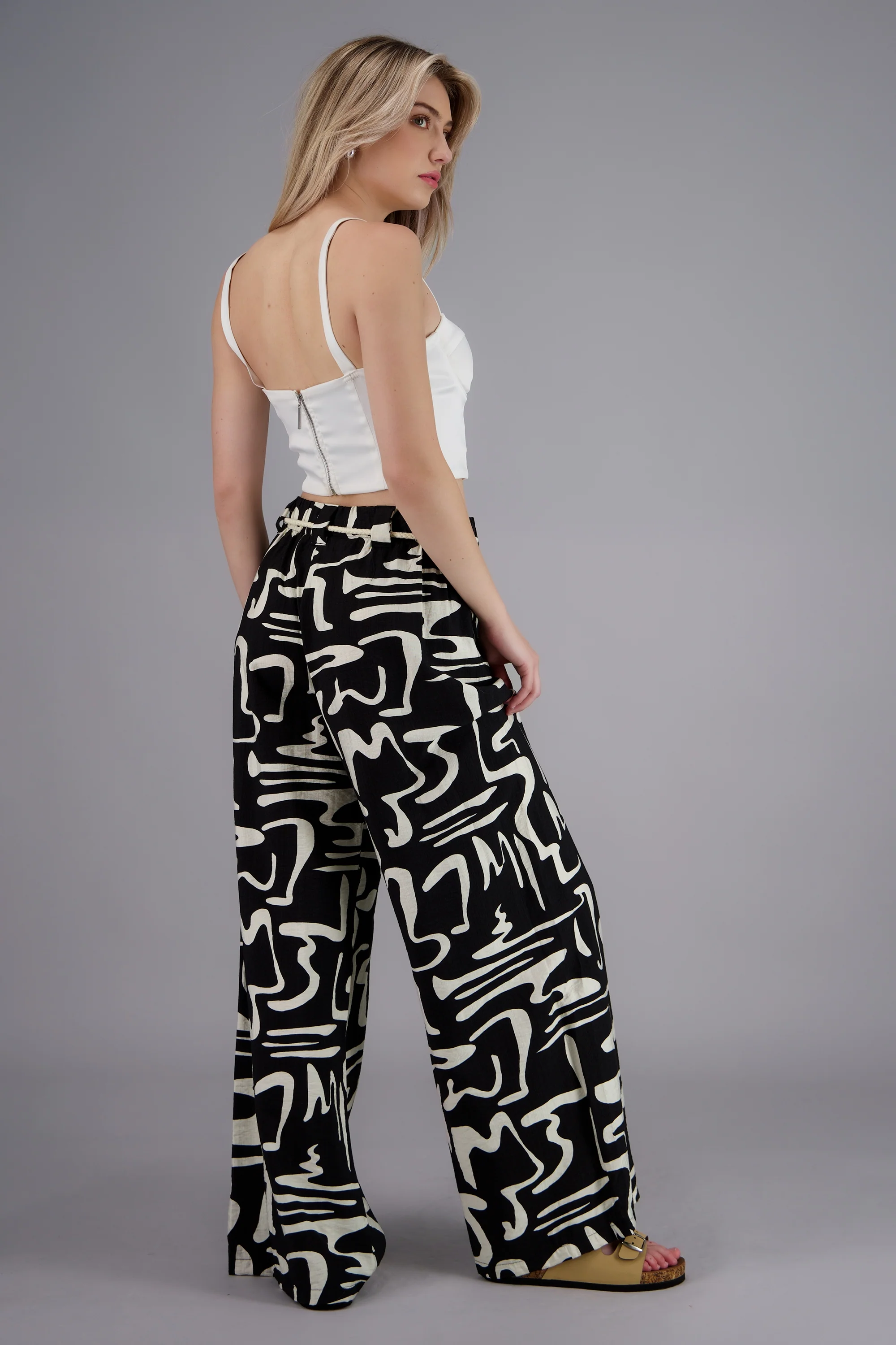 Pantalon amplio detalle cinturon - Image 4