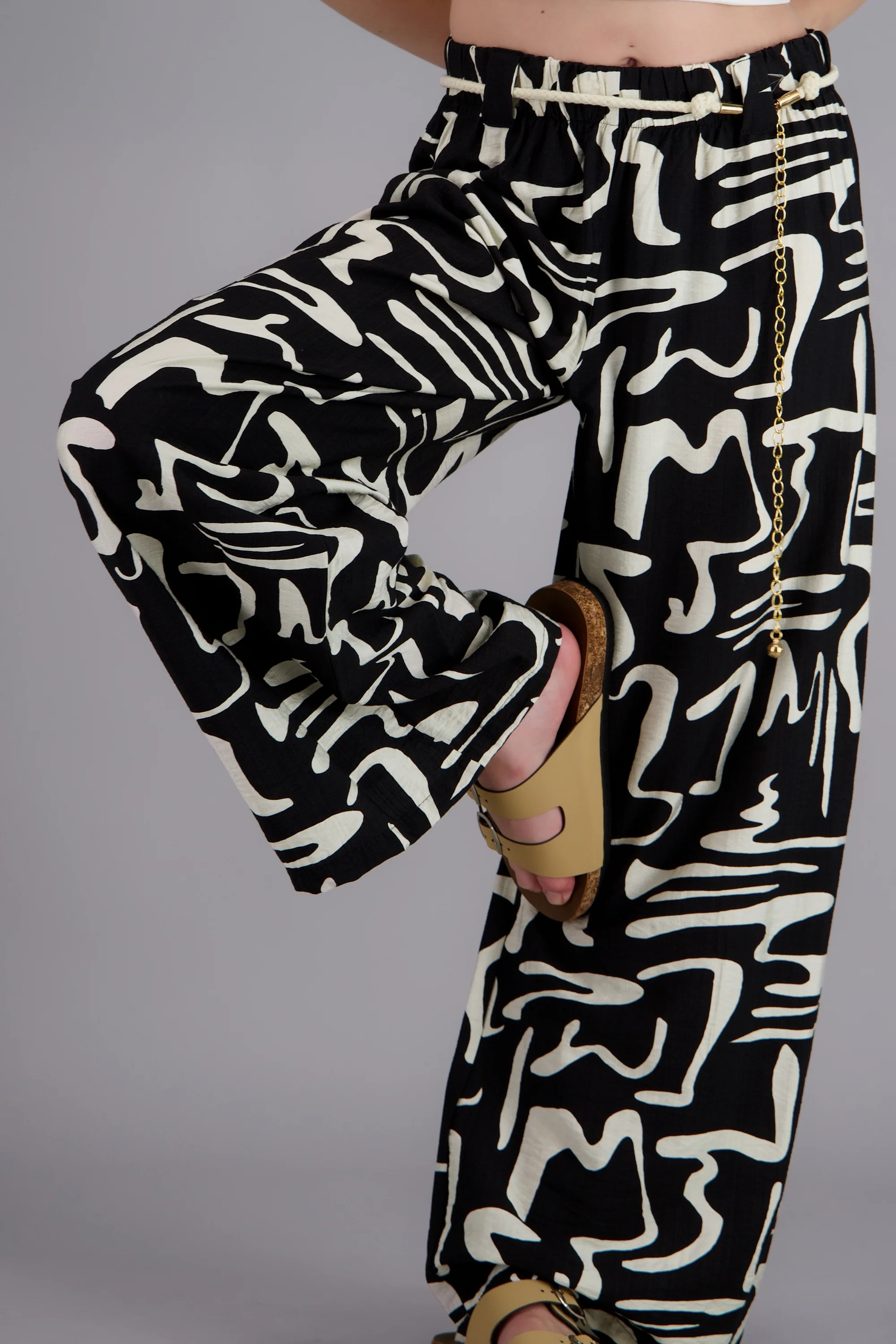 Pantalon amplio detalle cinturon - Image 5