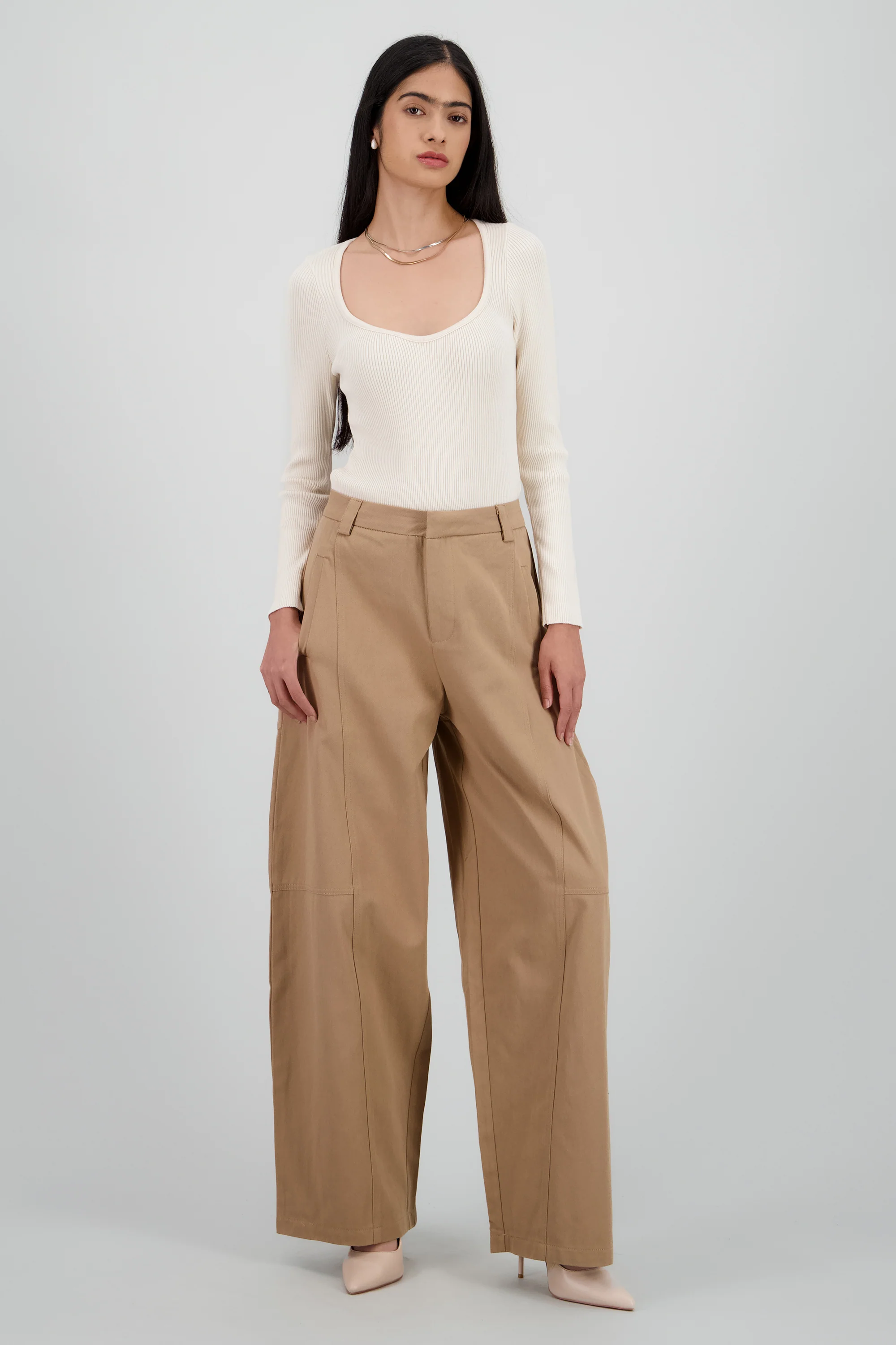 Pantalon amplio detalle pinza