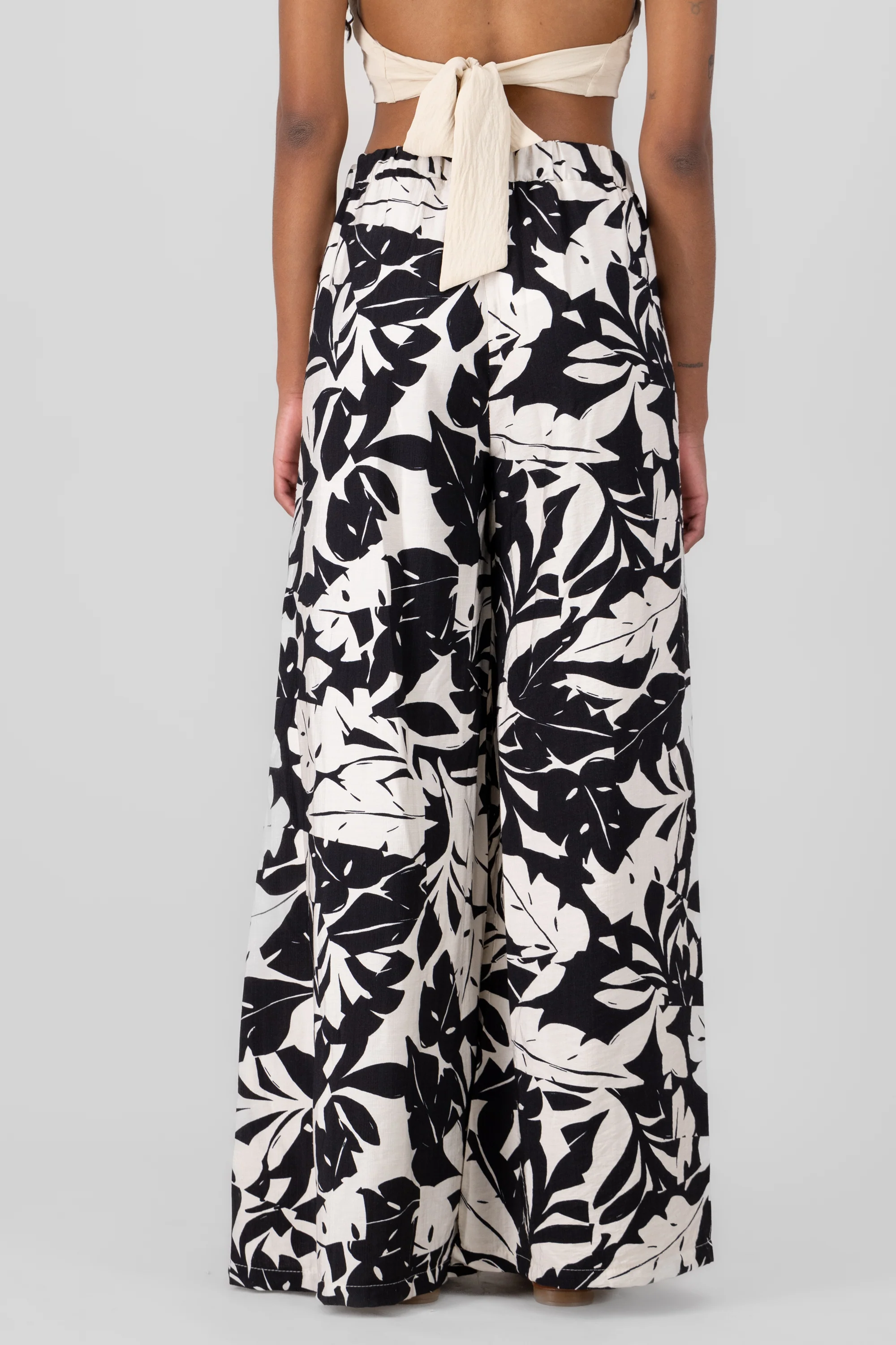 Pantalon amplio estampado tropical - Image 4