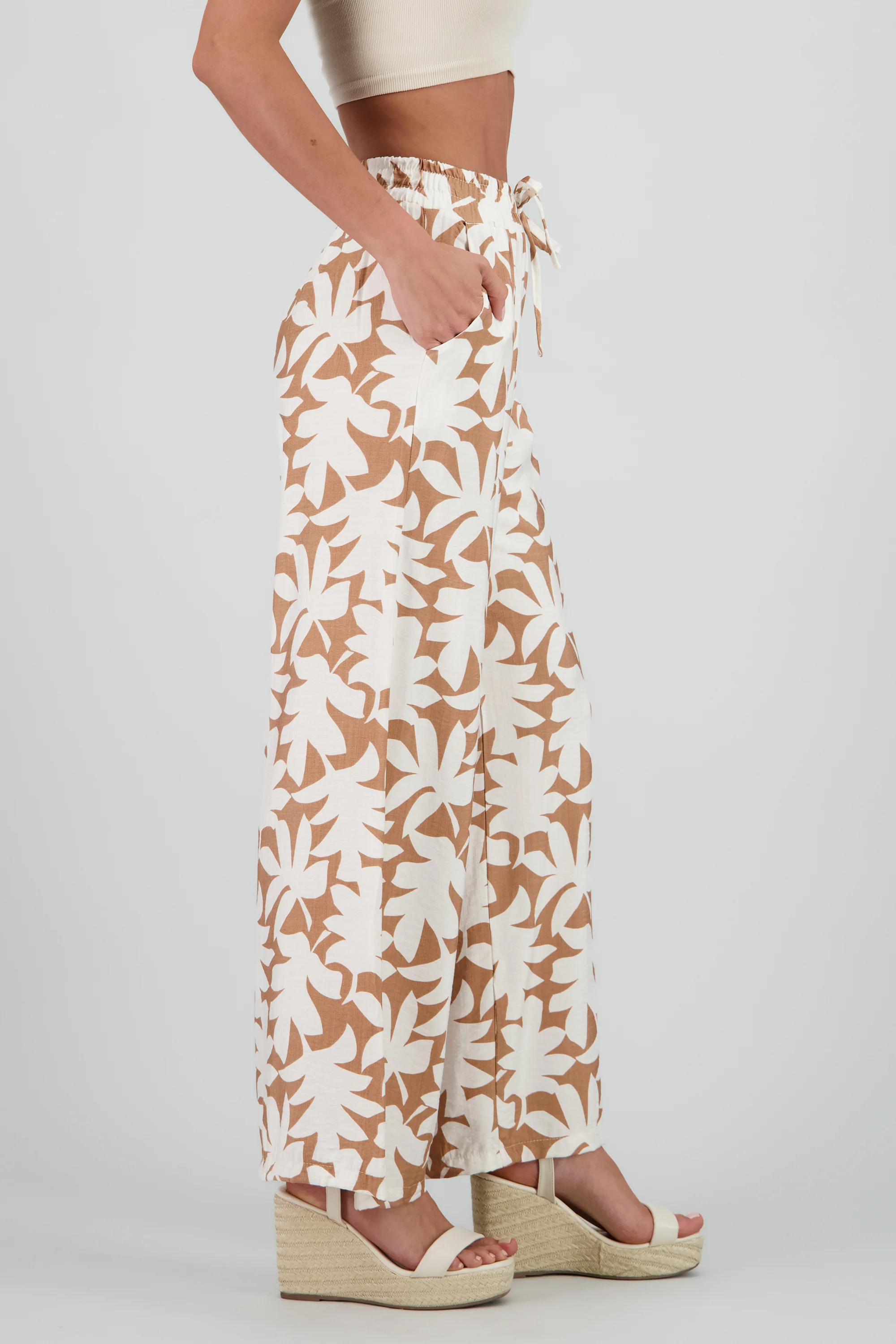 Pantalon amplio estampado tropical - Image 3