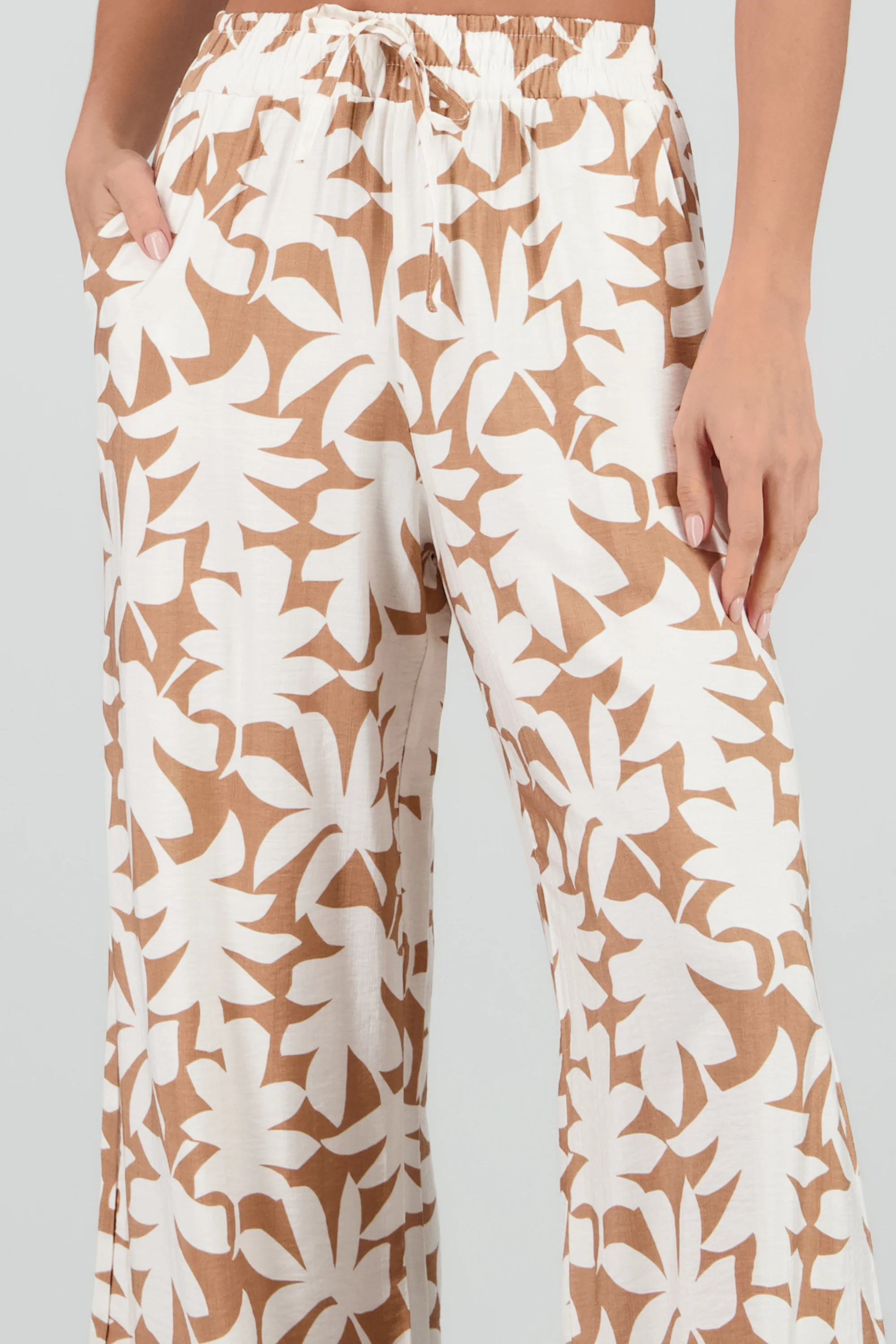 Pantalon amplio estampado tropical - Image 5