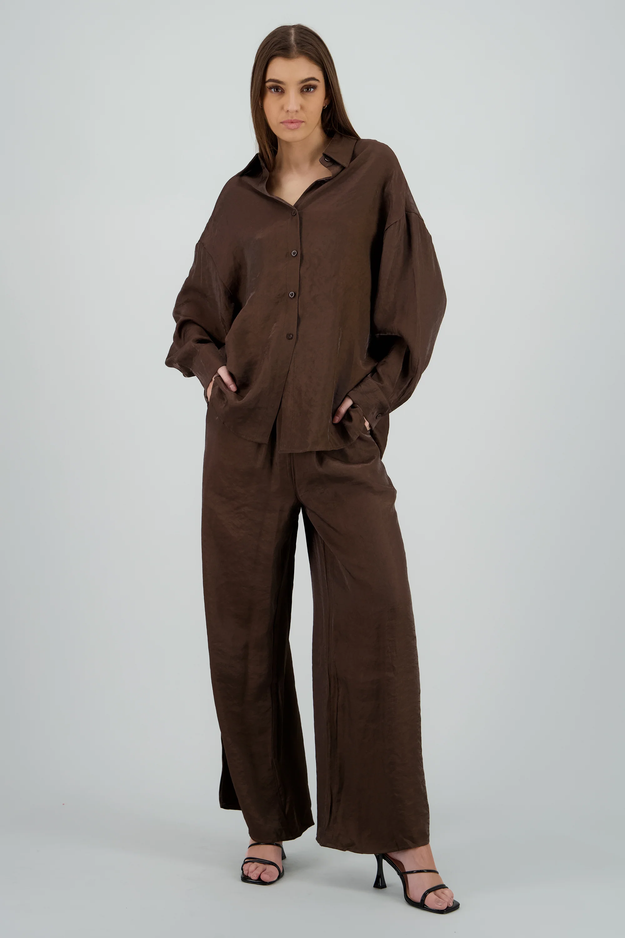 Pantalon amplio fluido detalle satinado