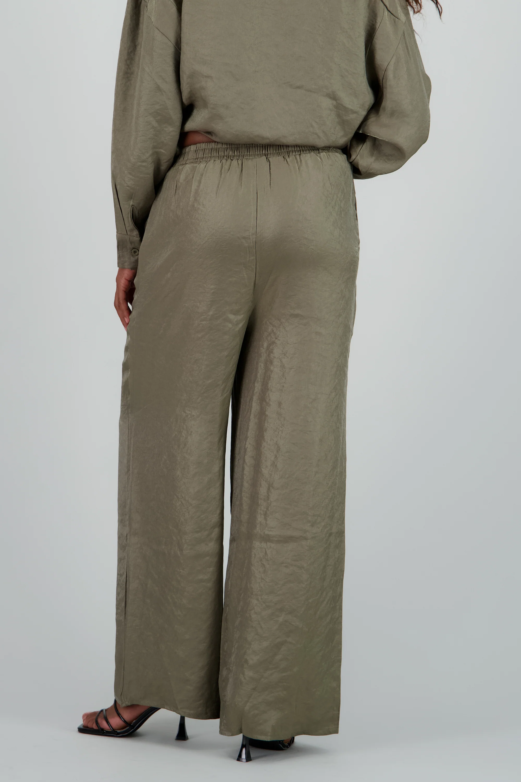 Pantalon amplio fluido detalle satinado - Image 4