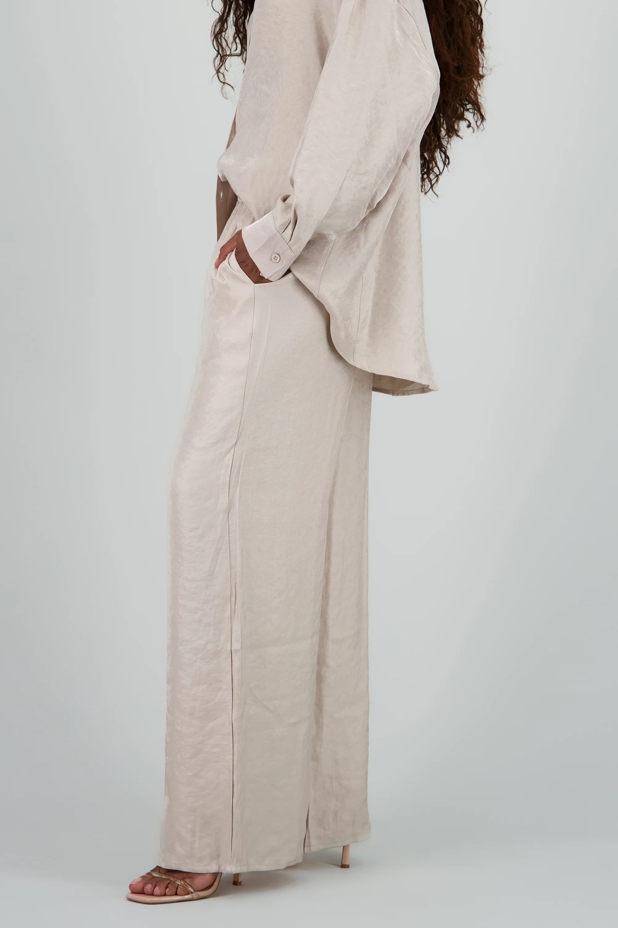 Pantalon amplio fluido detalle satinado - Image 3