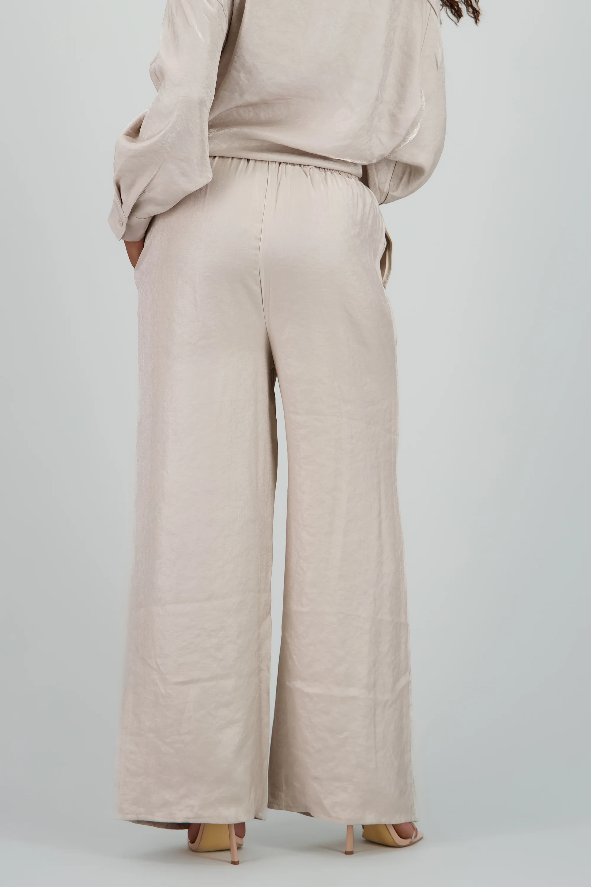 Pantalon amplio fluido detalle satinado - Image 4