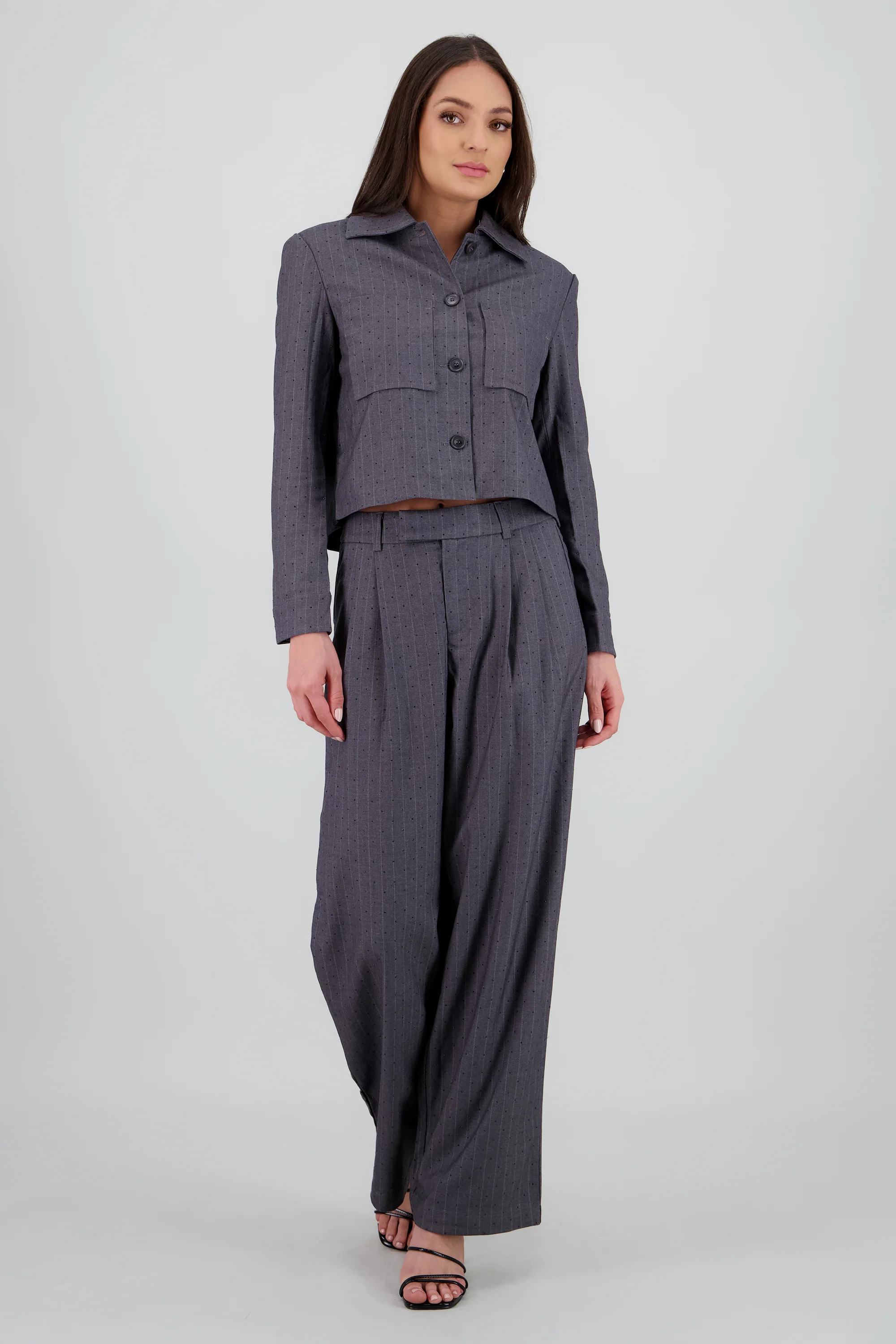 Pantalon amplio liso detalle tela