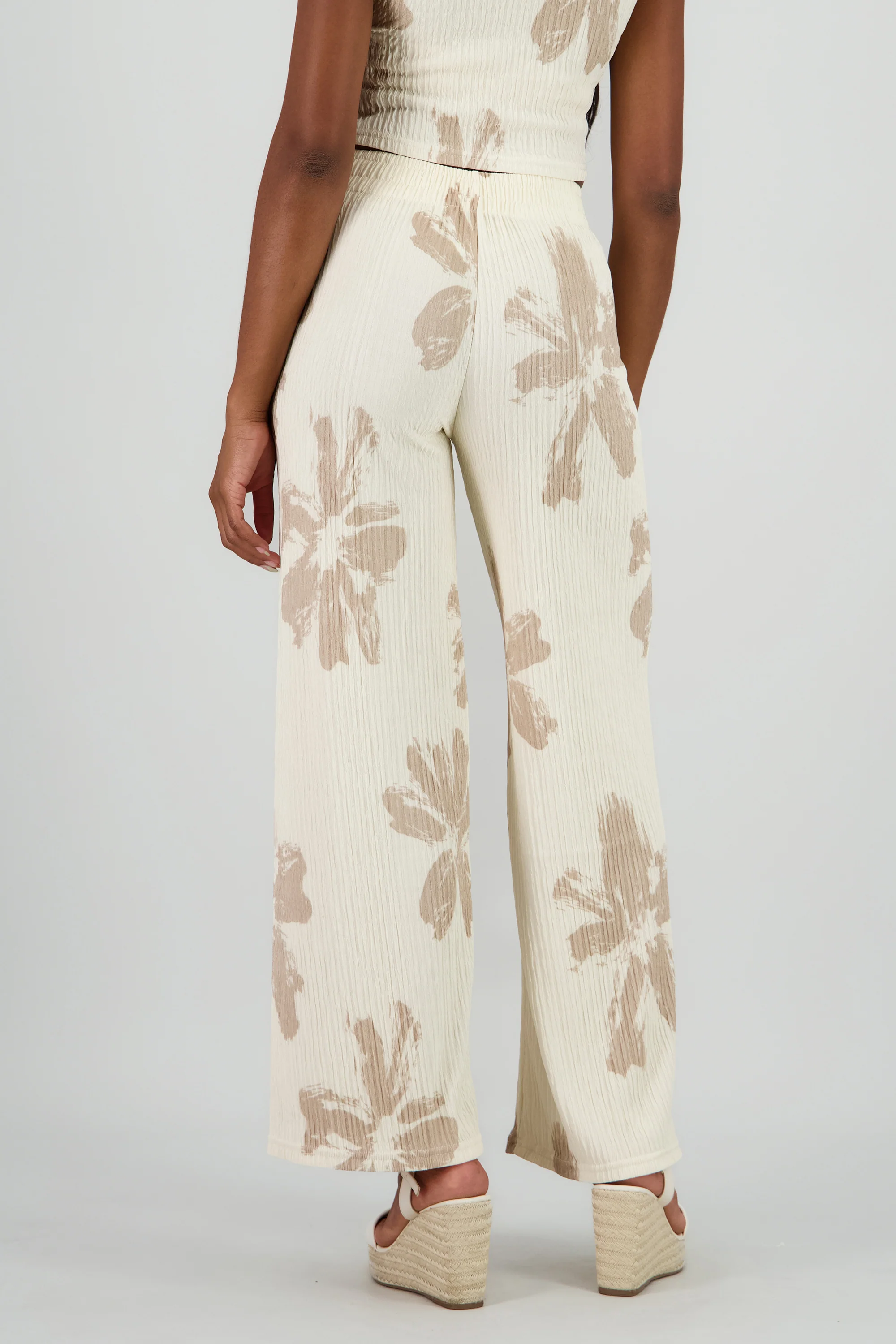 Pantalon amplio textura flores - Image 4