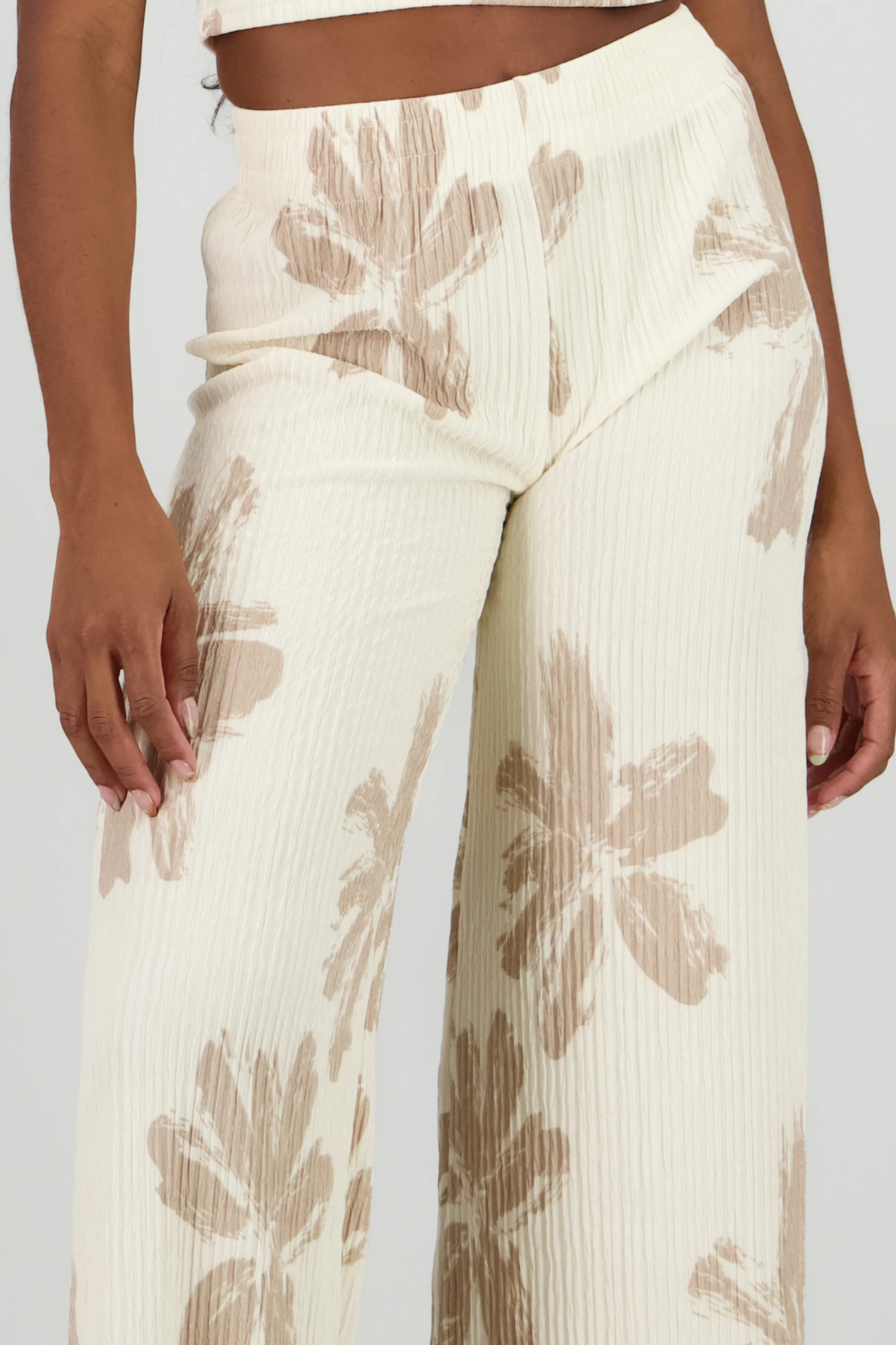 Pantalon amplio textura flores - Image 5