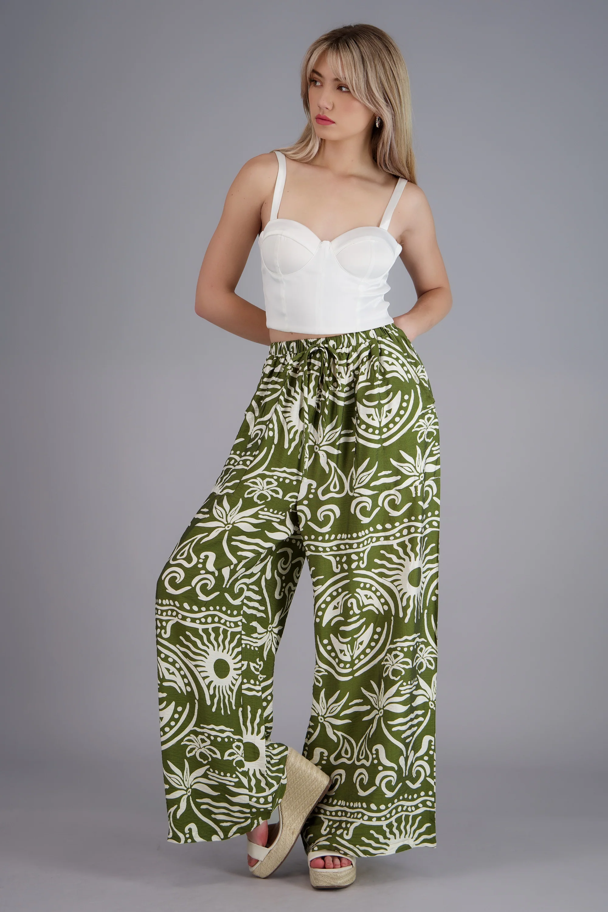 Pantalón ancho con estampados