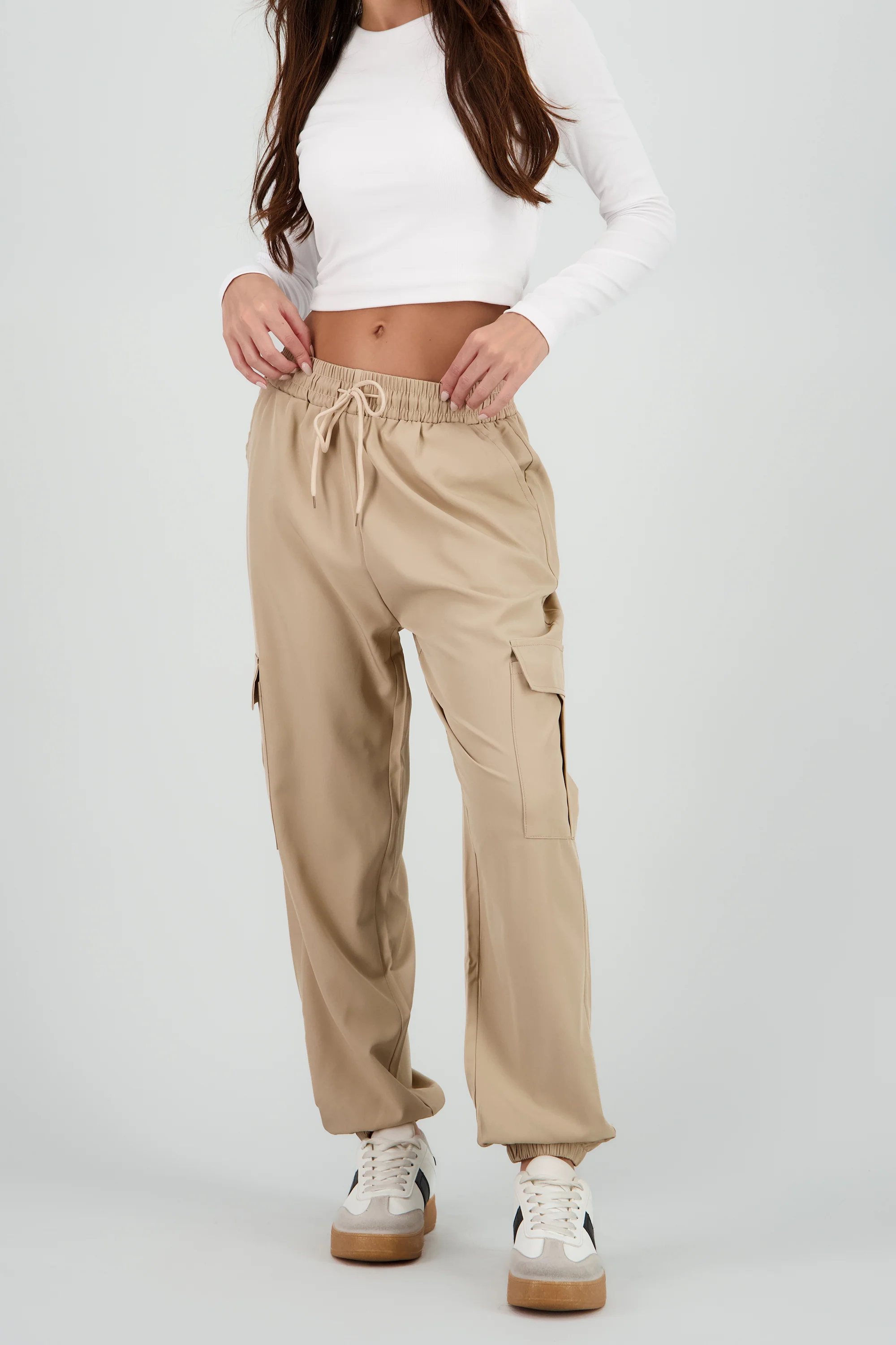 Pantalón Cargo Monocolor Bolsas - Image 2