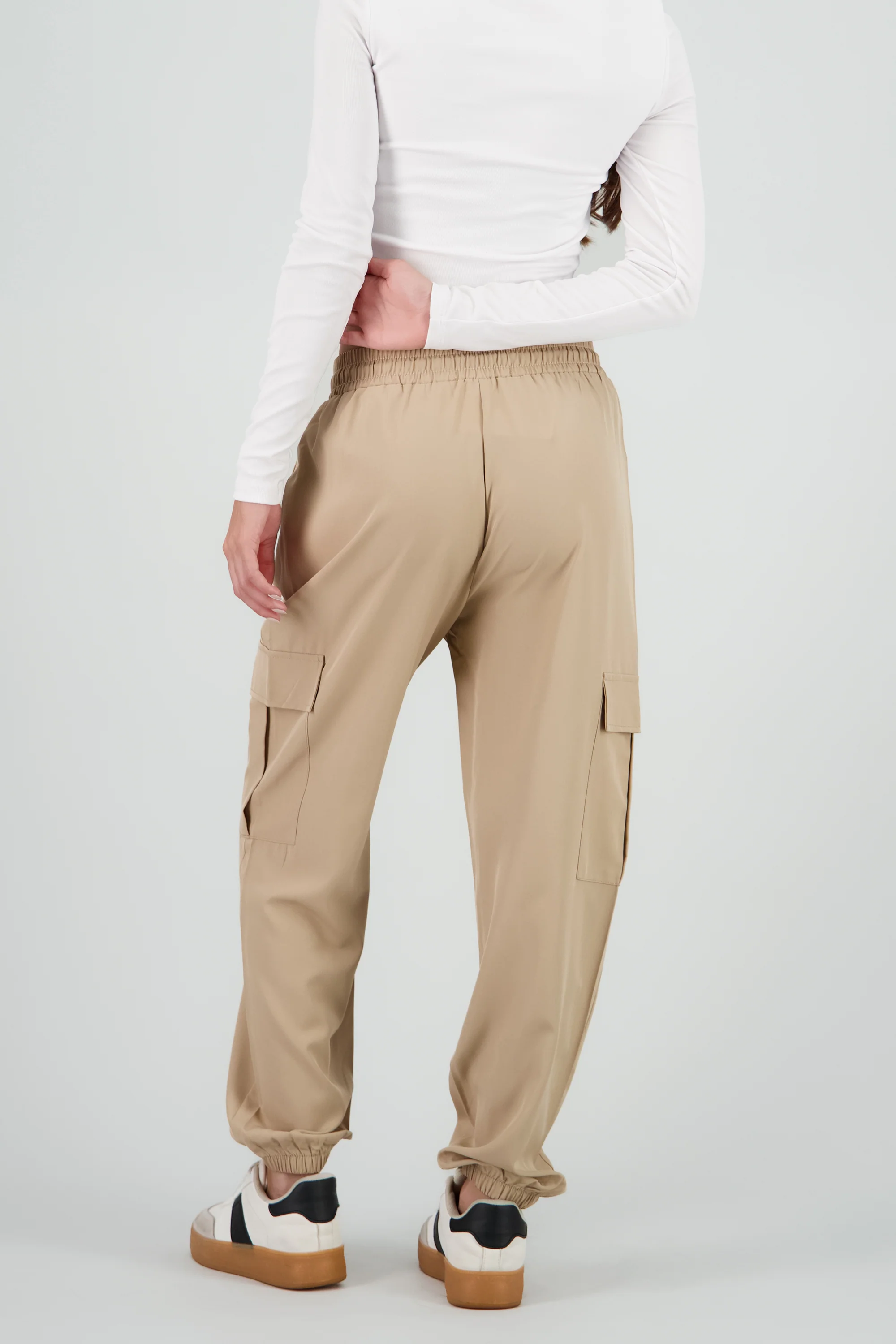 Pantalón Cargo Monocolor Bolsas - Image 4
