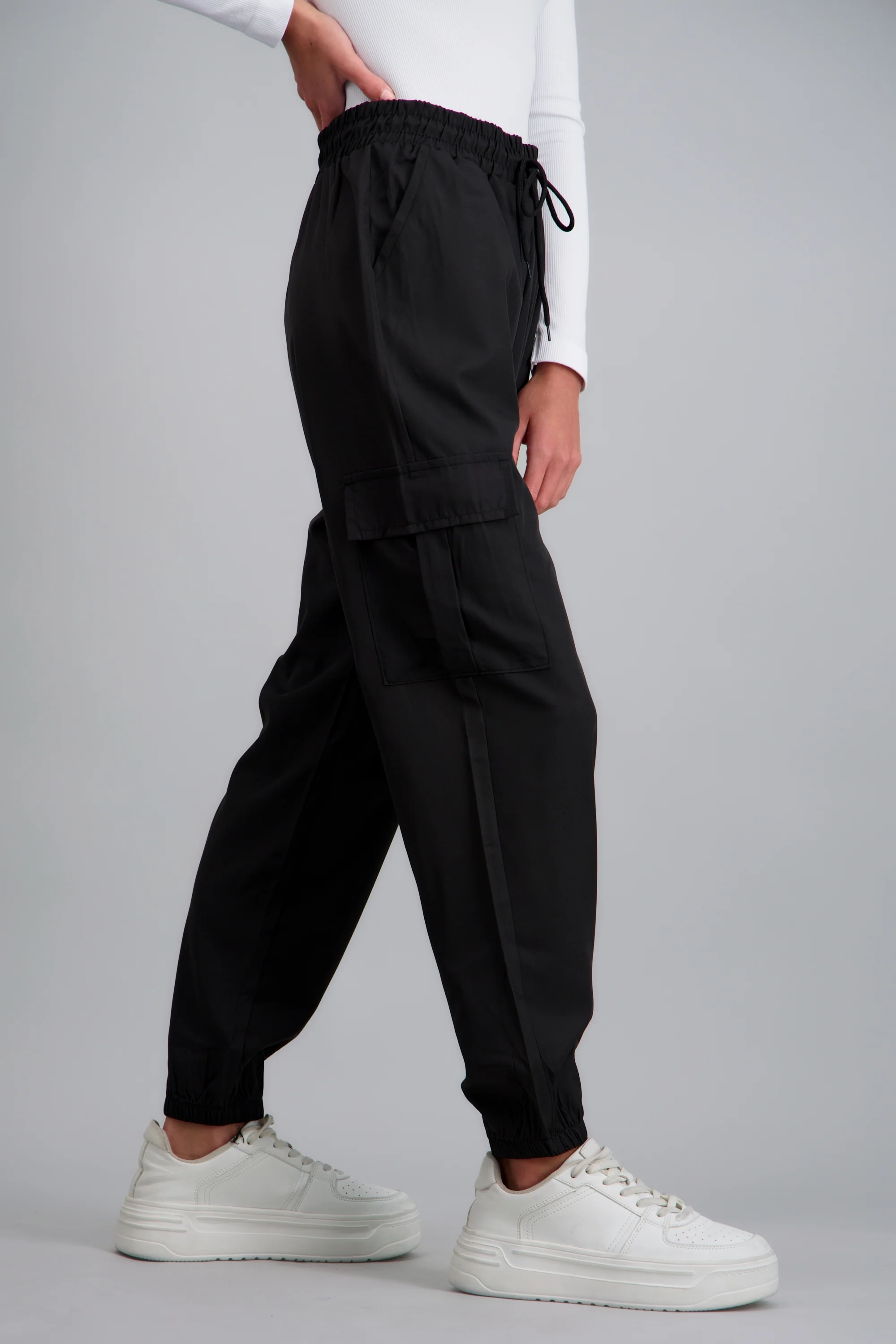 Pantalón Cargo Monocolor Bolsas - Image 4