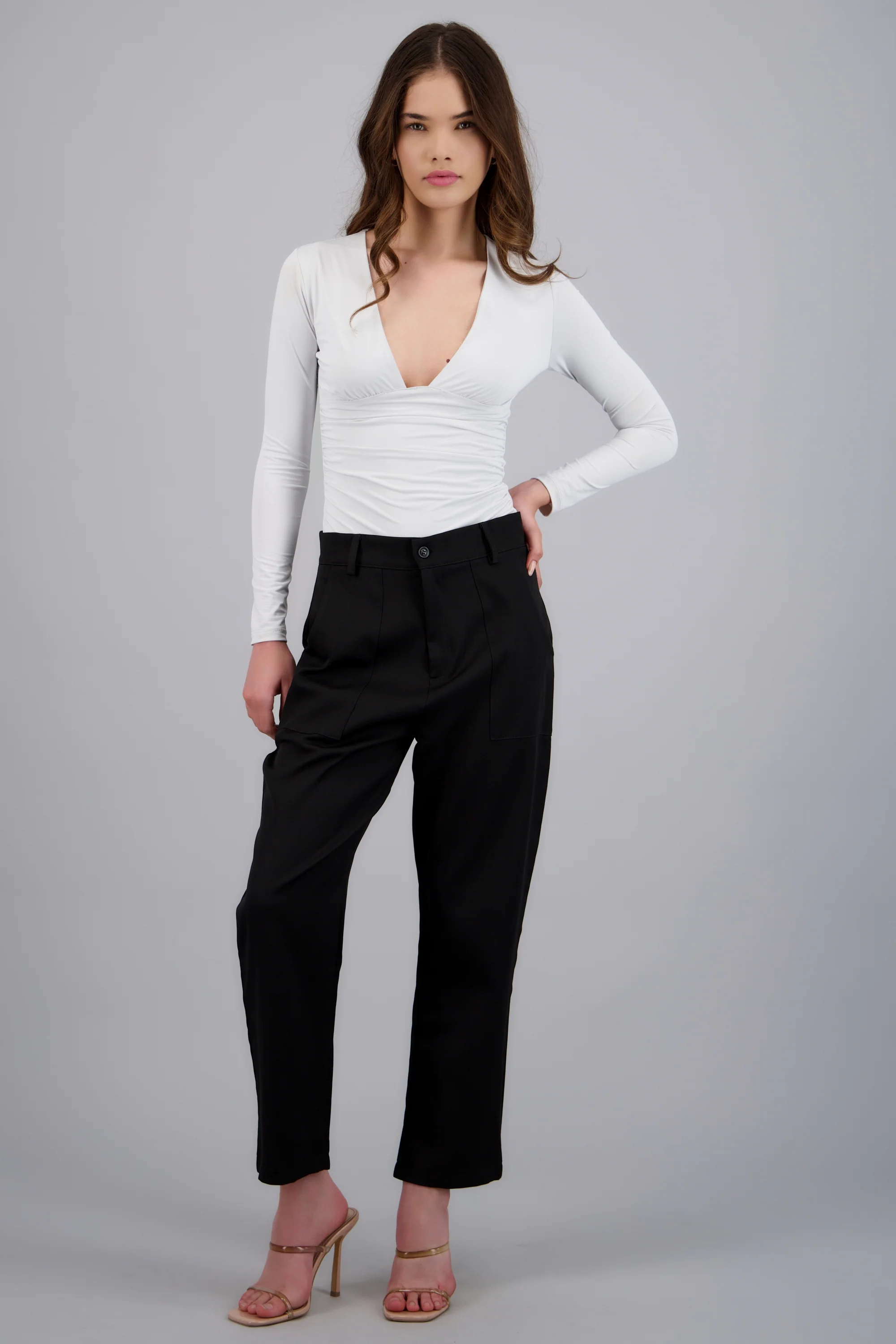 Pantalón con bolsas - Image 3
