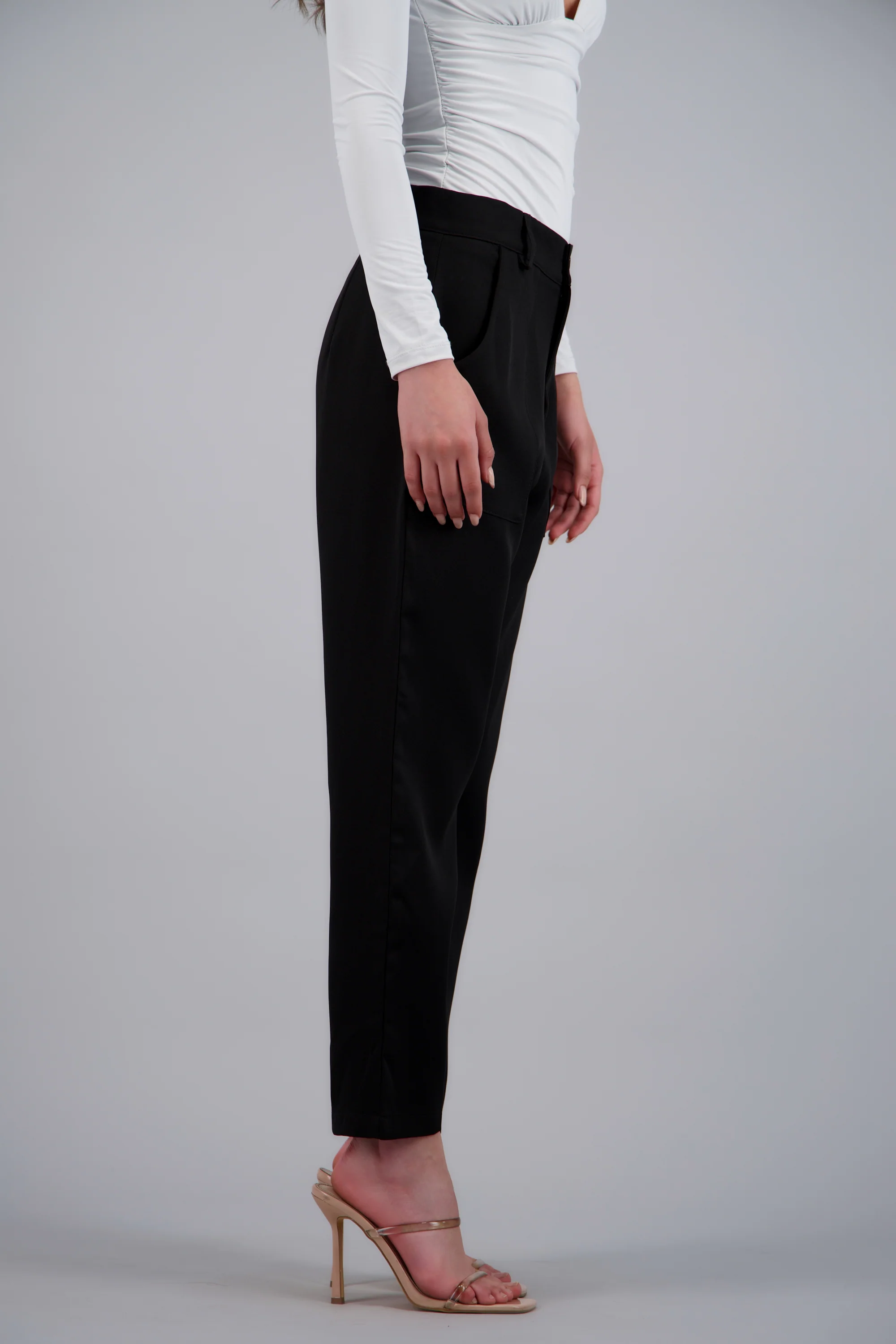Pantalón con bolsas - Image 4