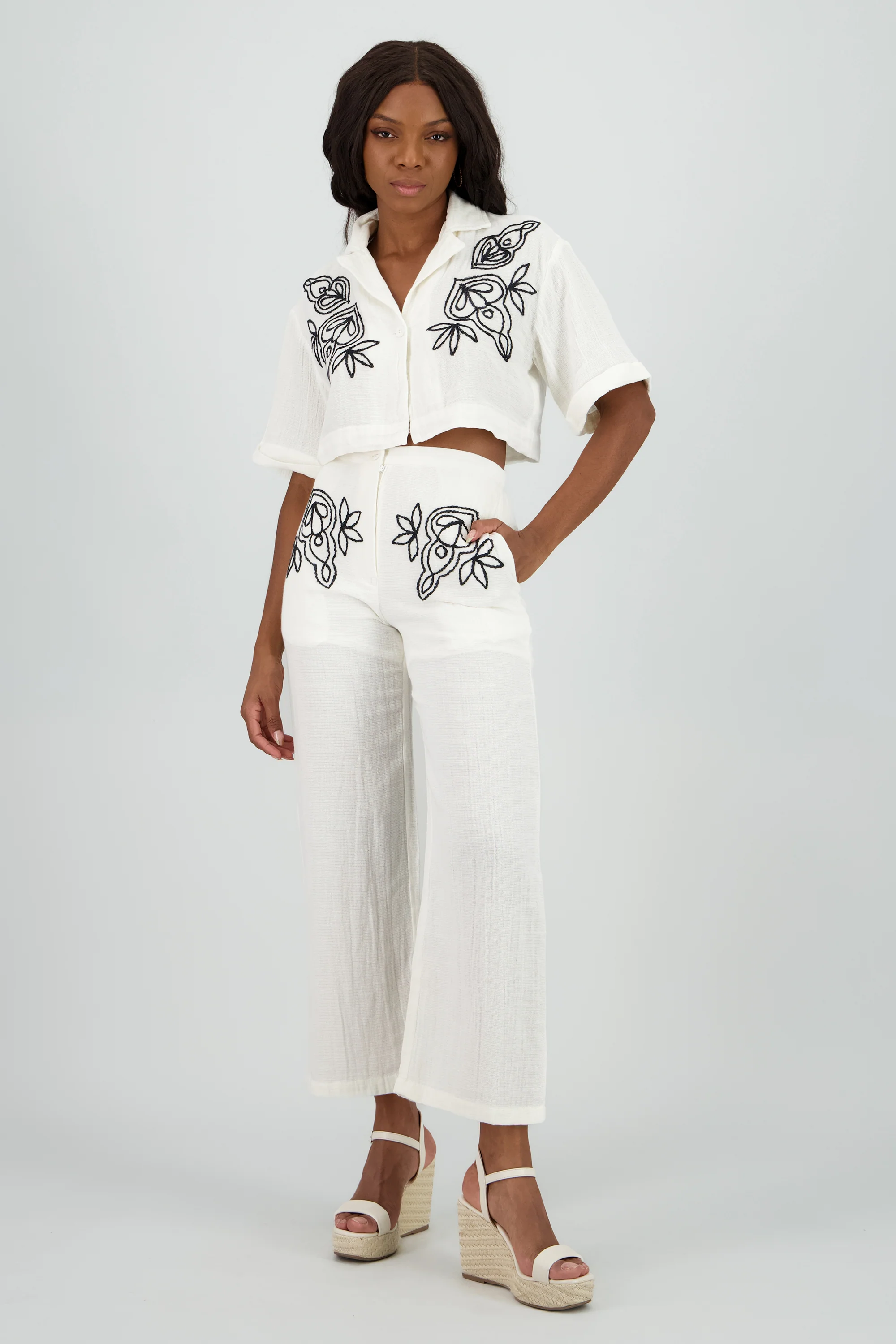 Pantalon detalle bordado