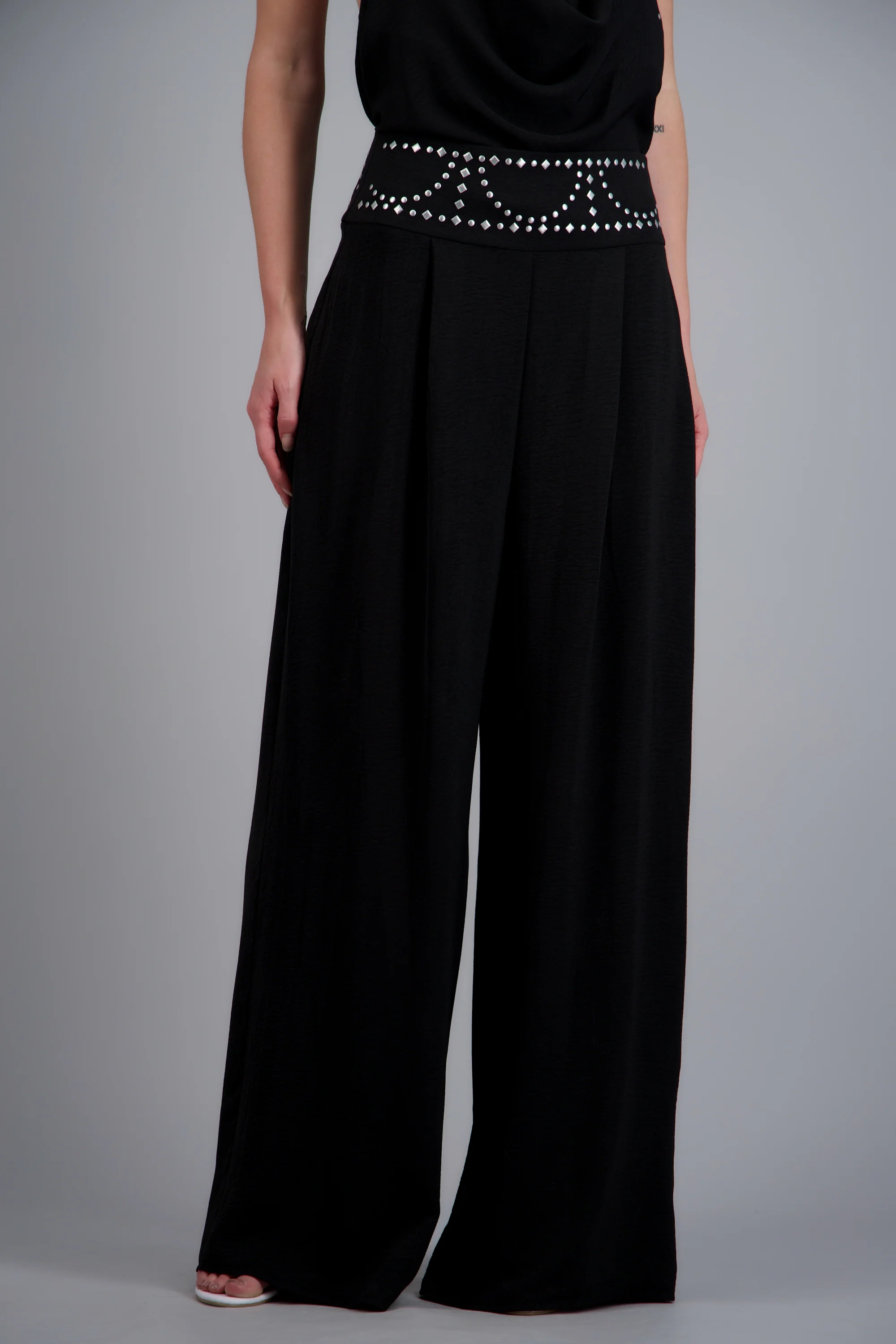 Pantalon detalle pretina con estoperoles - Image 2