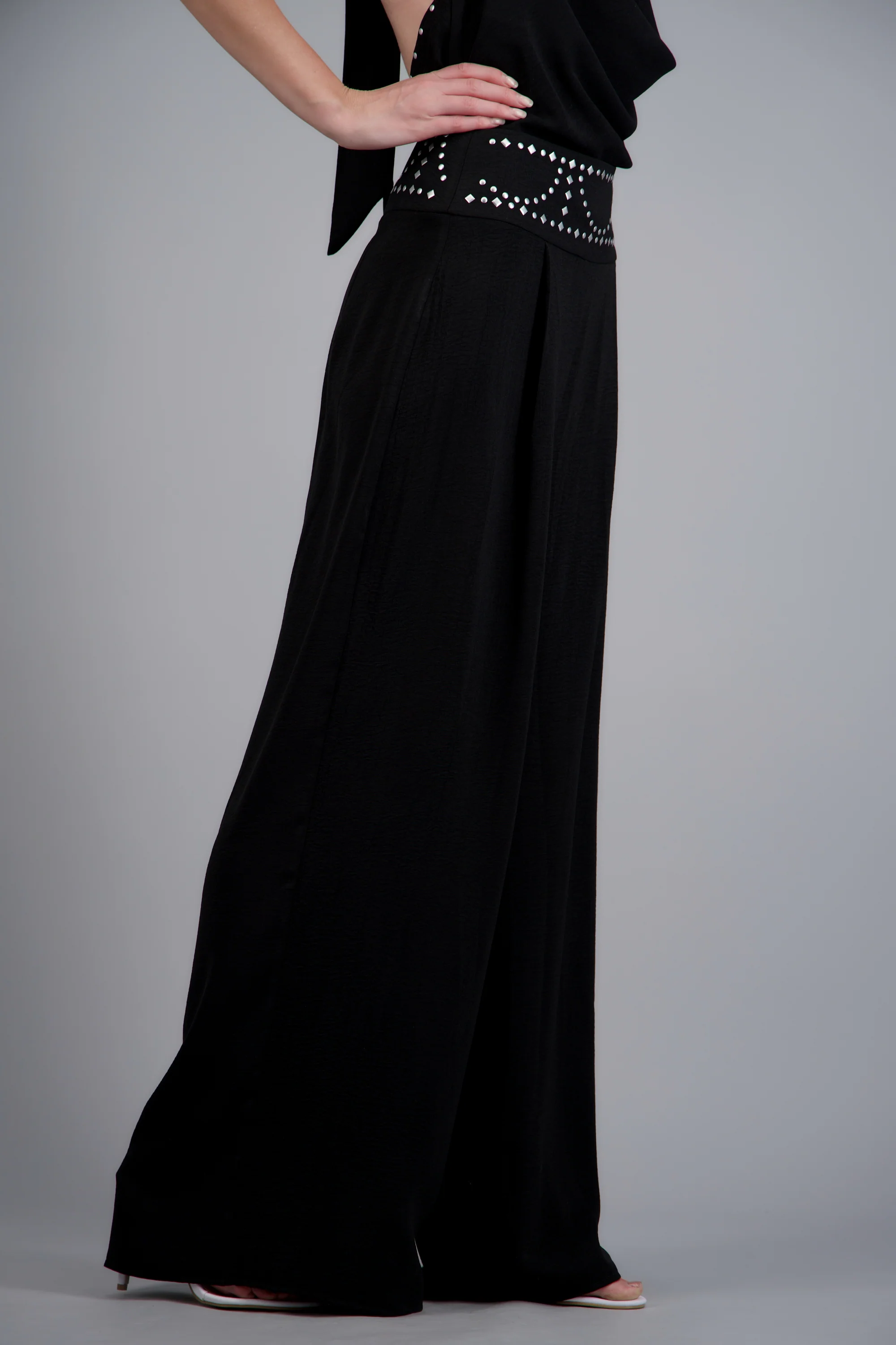 Pantalon detalle pretina con estoperoles - Image 3
