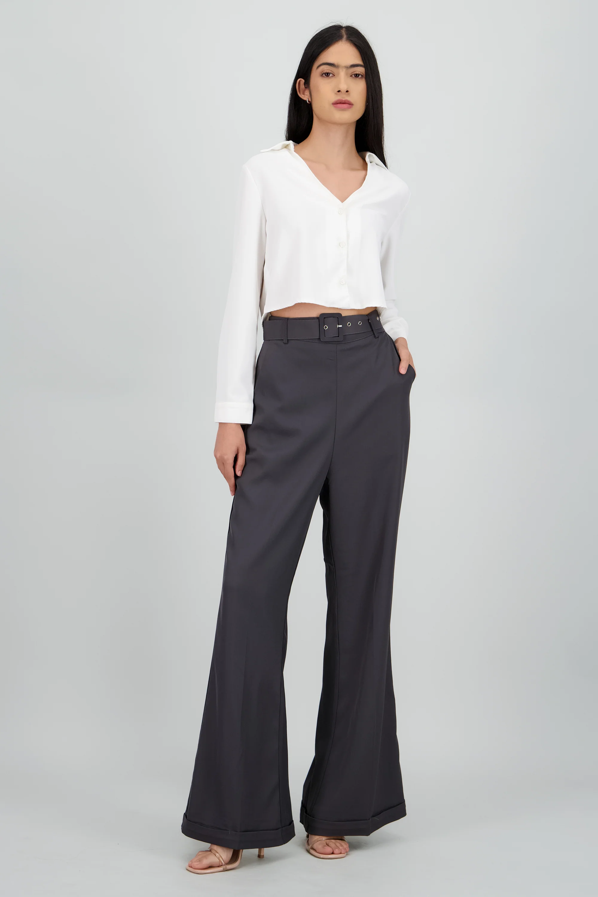Pantalon flare detalle dobladillo