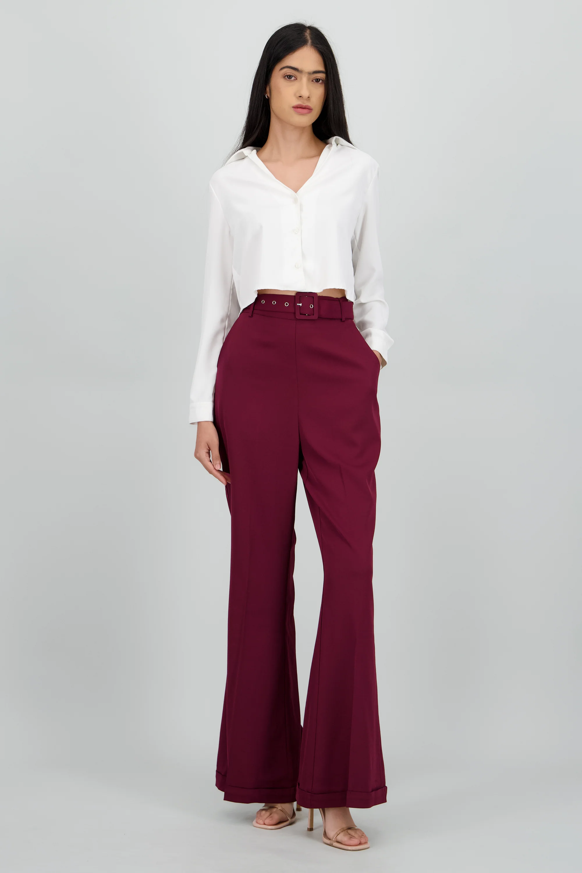 Pantalon flare detalle dobladillo