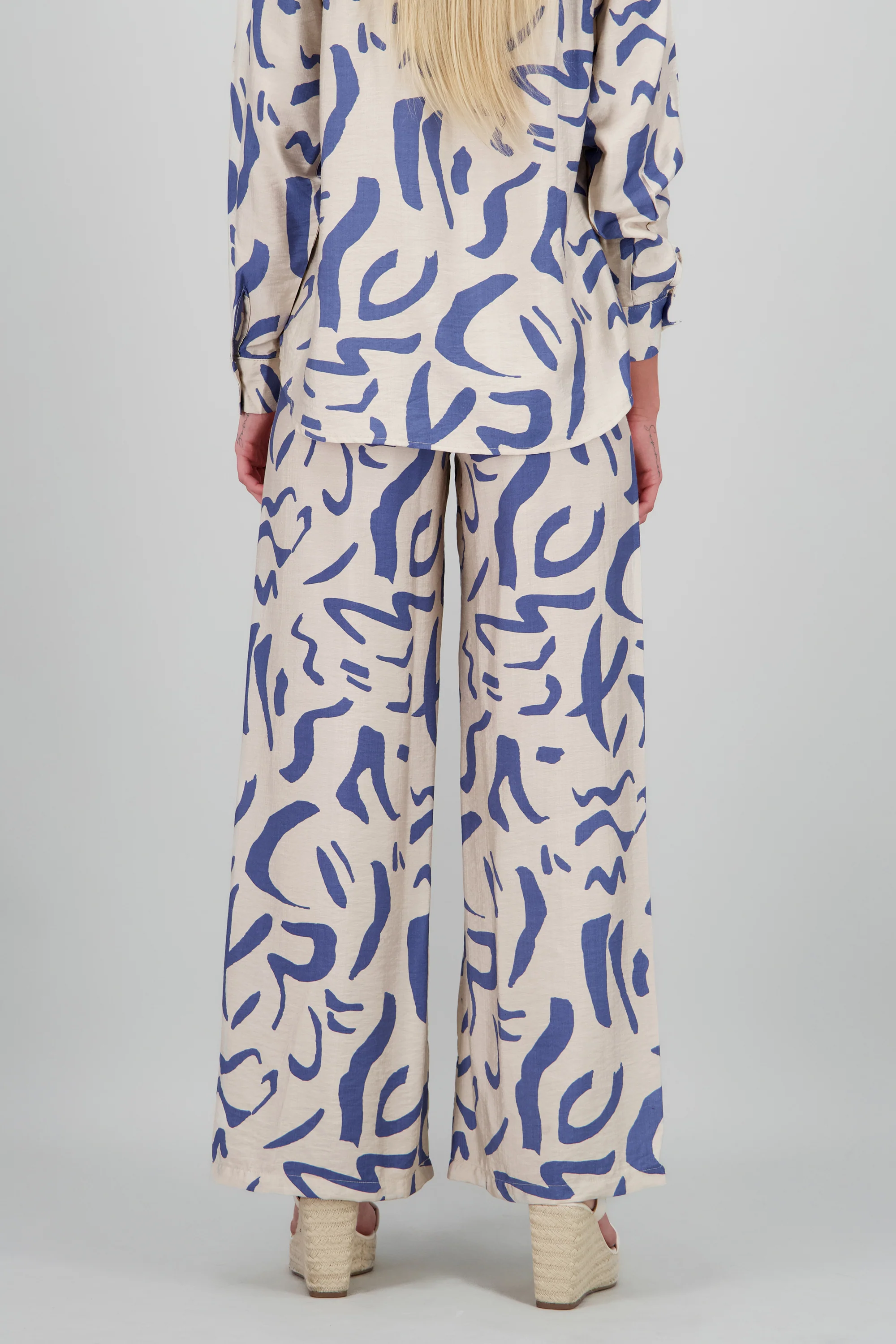 Pantalon fluido detalle estampado - Image 9
