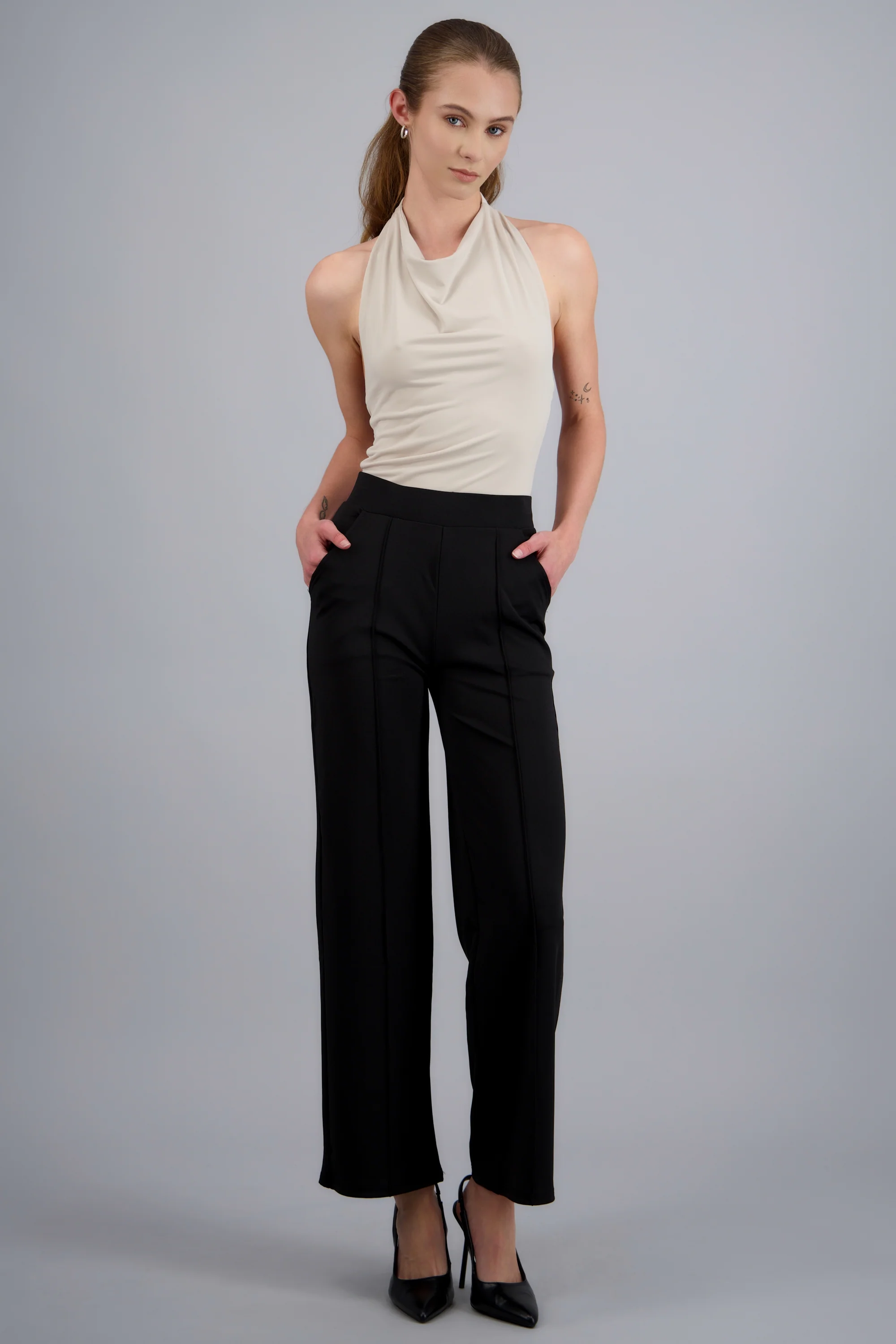Pantalon liso con bolsas