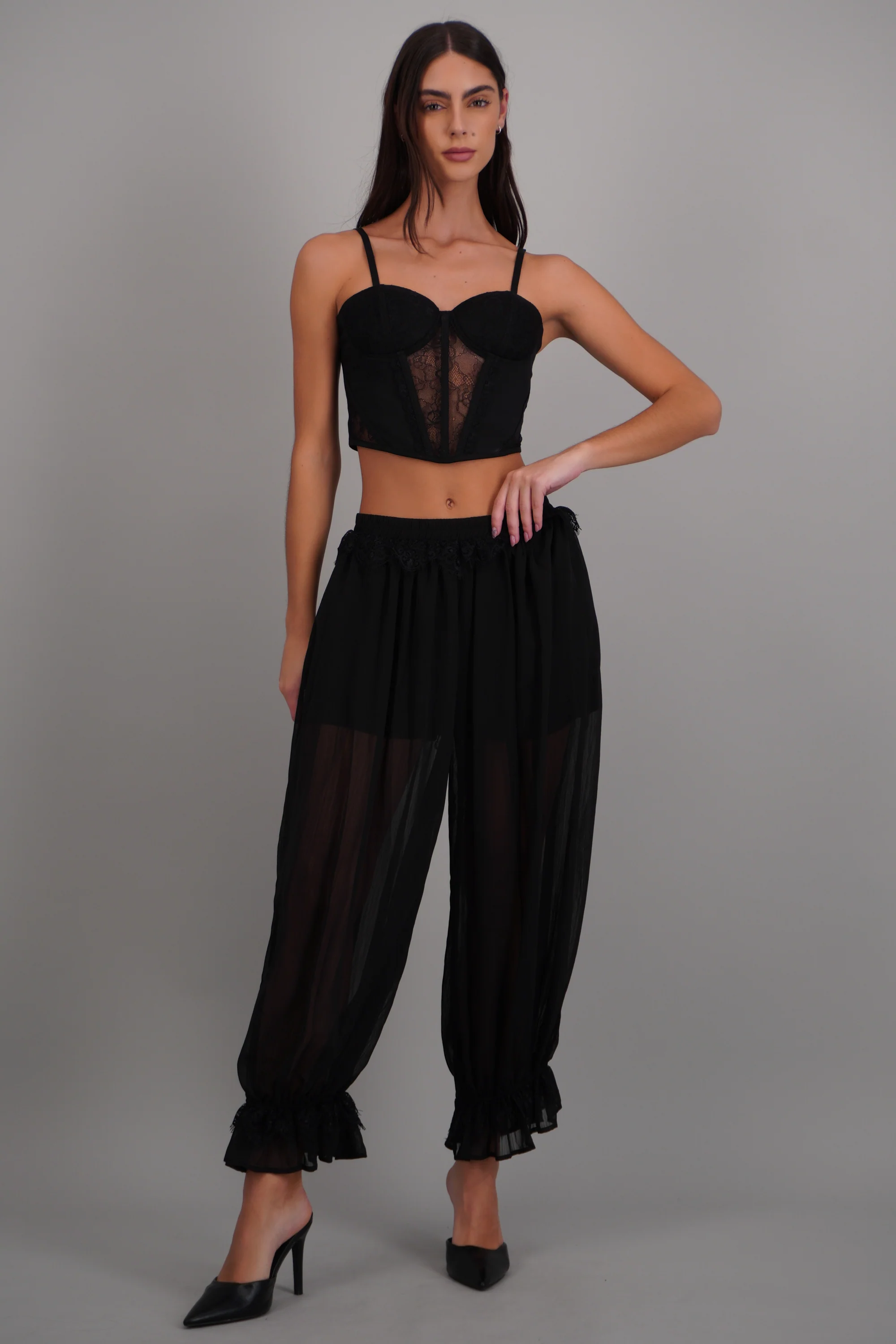 Pantalon liso con encaje acabado balloon