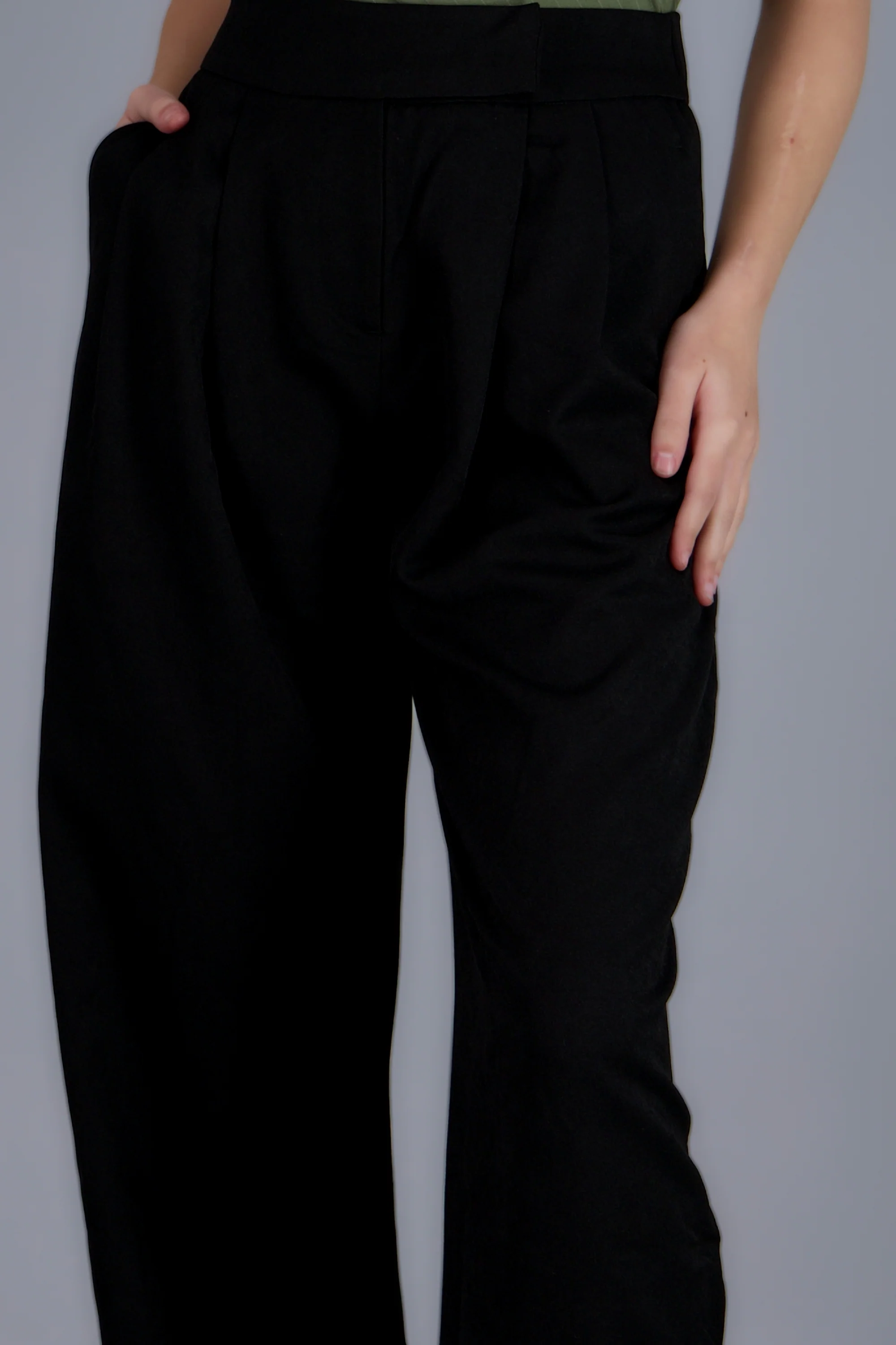 Pantalon liso con pinzas - Image 5
