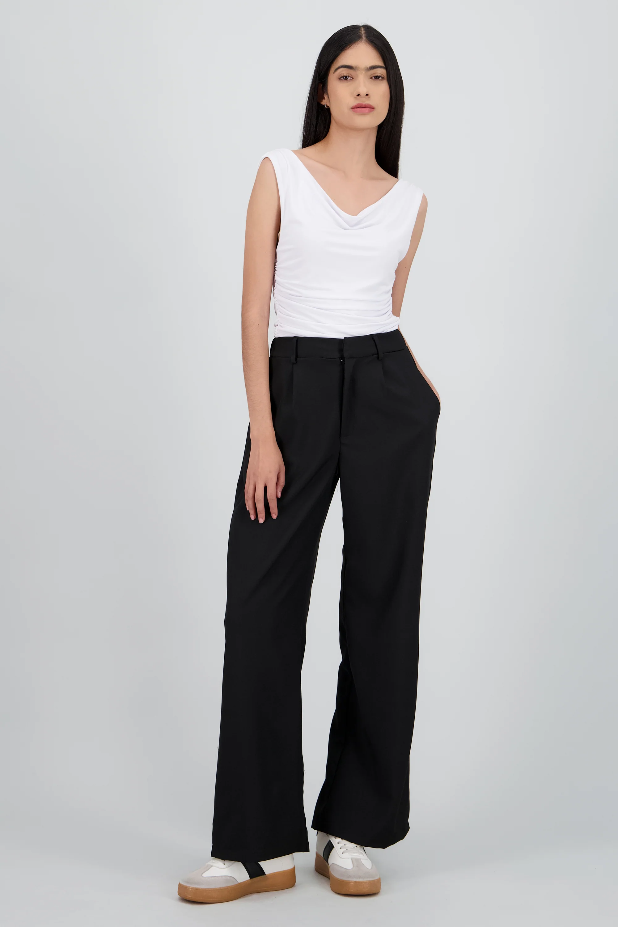 Pantalon liso recto detalle pinza