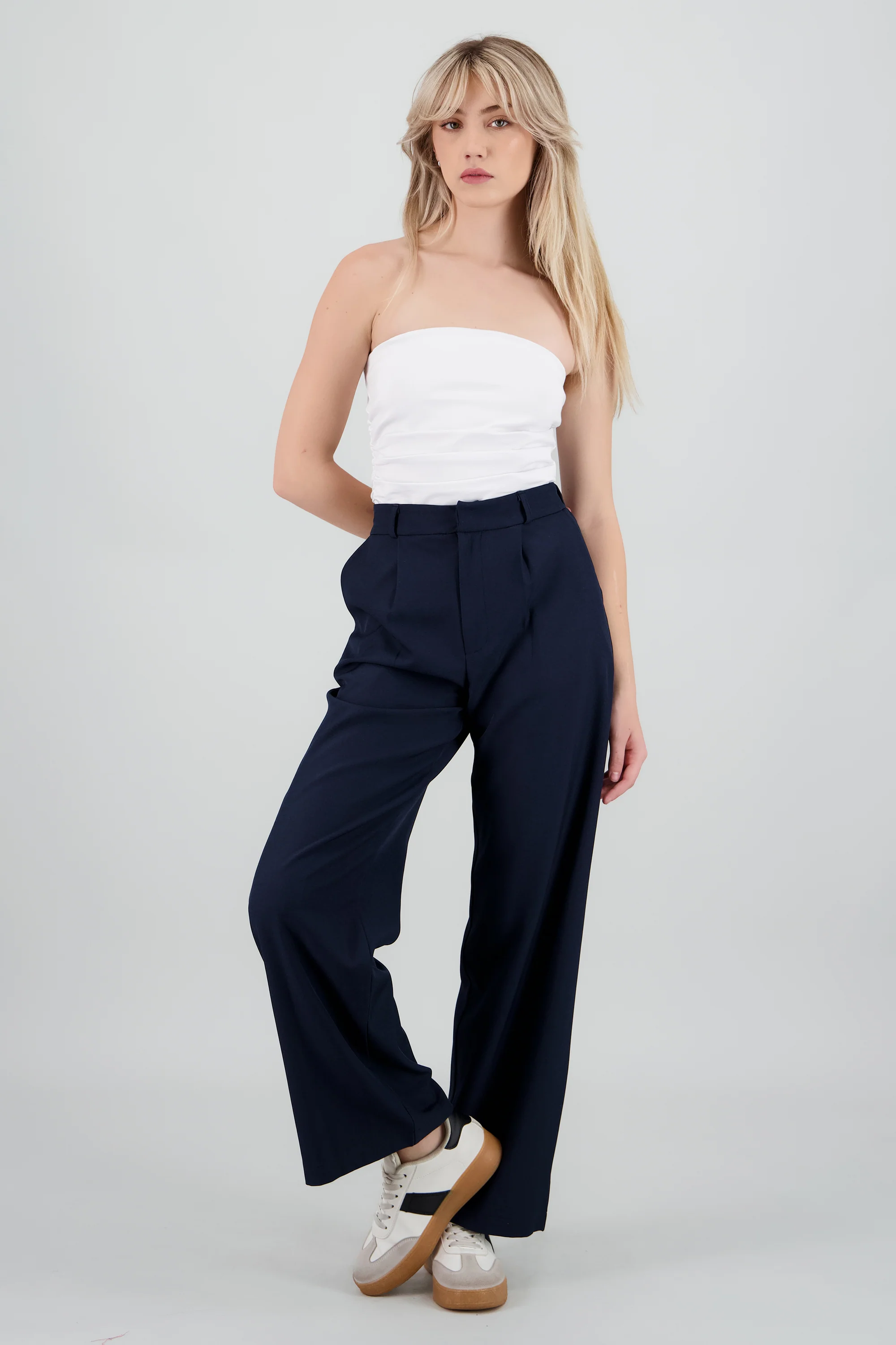 Pantalon liso recto detalle pinza